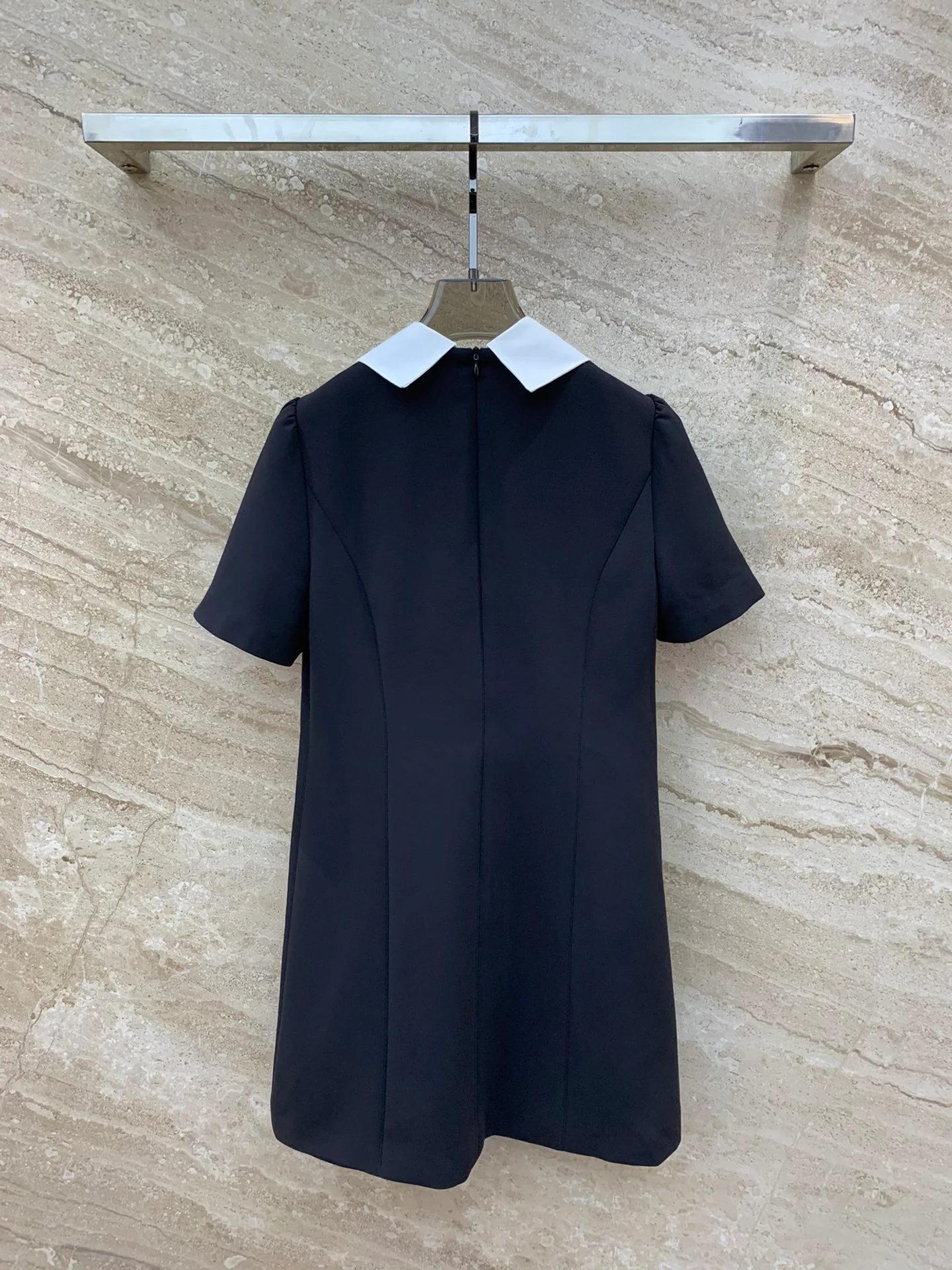 Платье Miu Miu-2404 с короткими рукавами и воротником, украшенным множеством стразов.