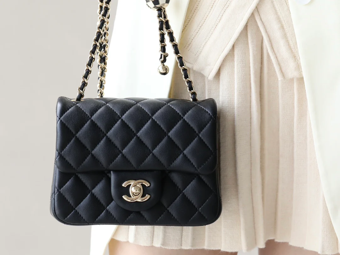 Новые поступления коллекции Chanel весна/лето 2023 — Футбольная серия — Сумка CF — Фотографии в действии