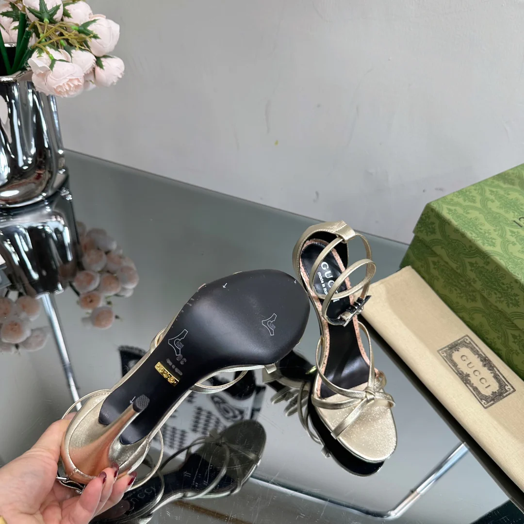 Новинка весны 2023 года от Gucci - Босоножки на шпильке - Золотистые