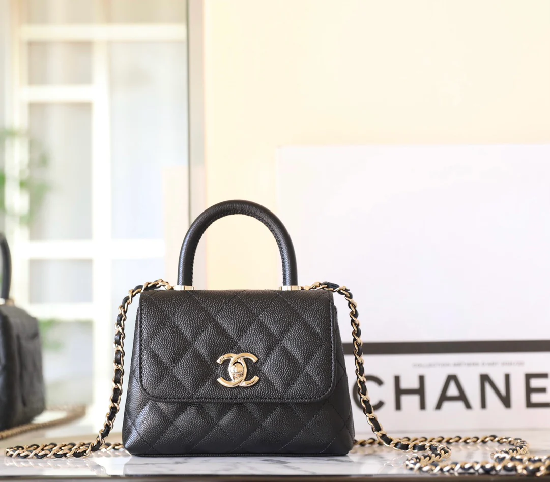 Сумка Chanel с цепочкой и клапаном — черная с фурнитурой из светлого золота.