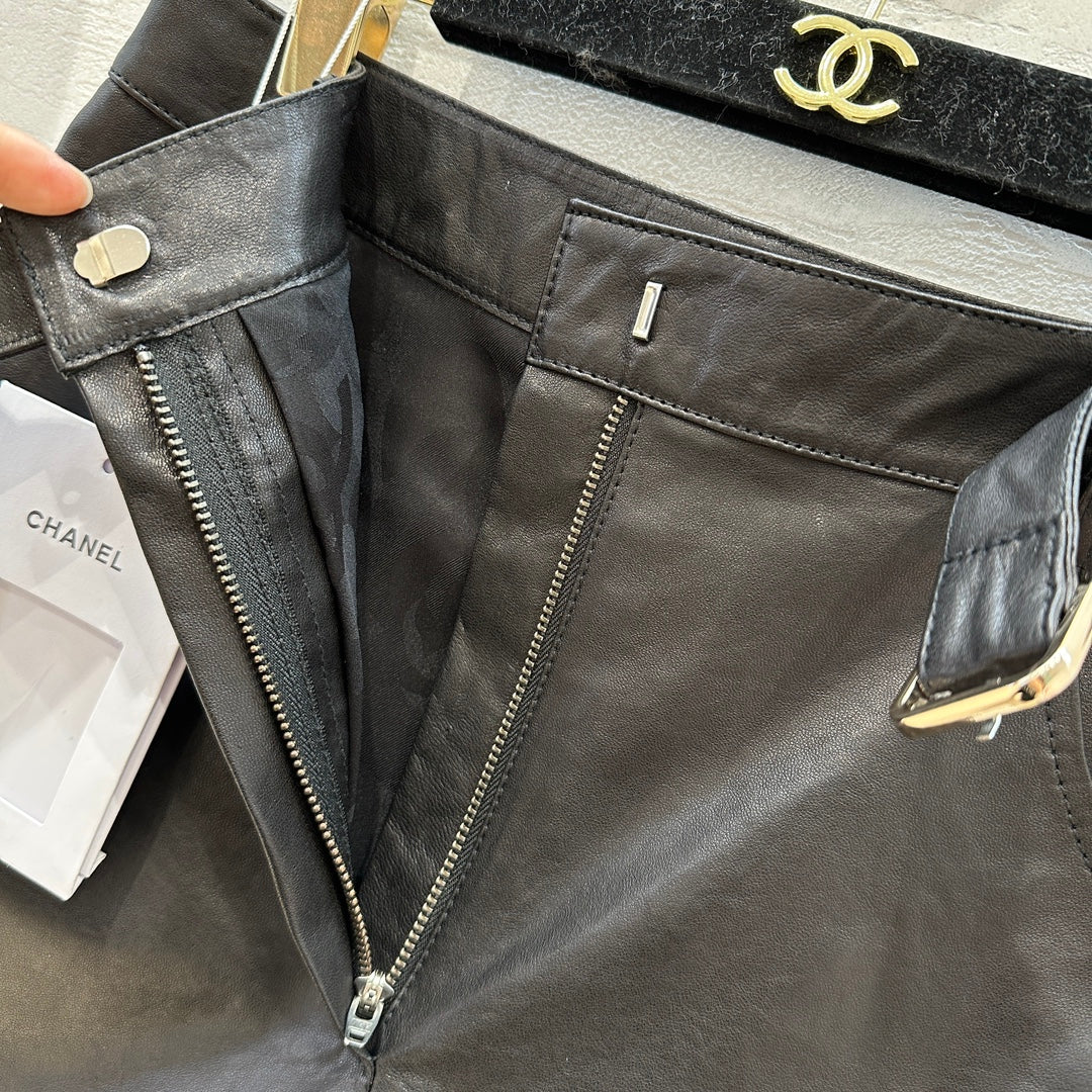 Chanel 2403 — шорты из натуральной кожи в стиле знаменитостей с хрустальной пряжкой.