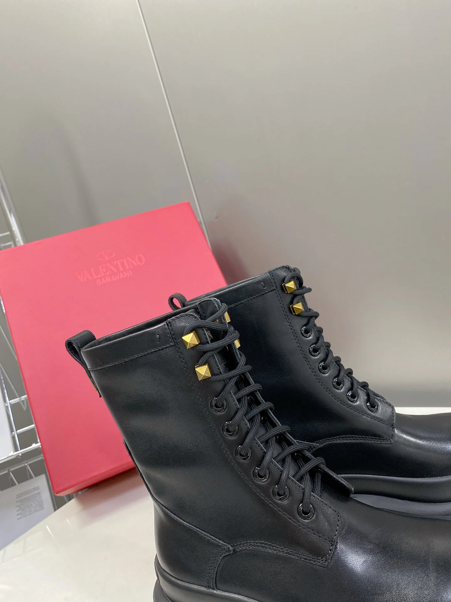 Новинка сезона осень/зима 2022 от Valentino - Ботинки Martin в британском стиле - 1