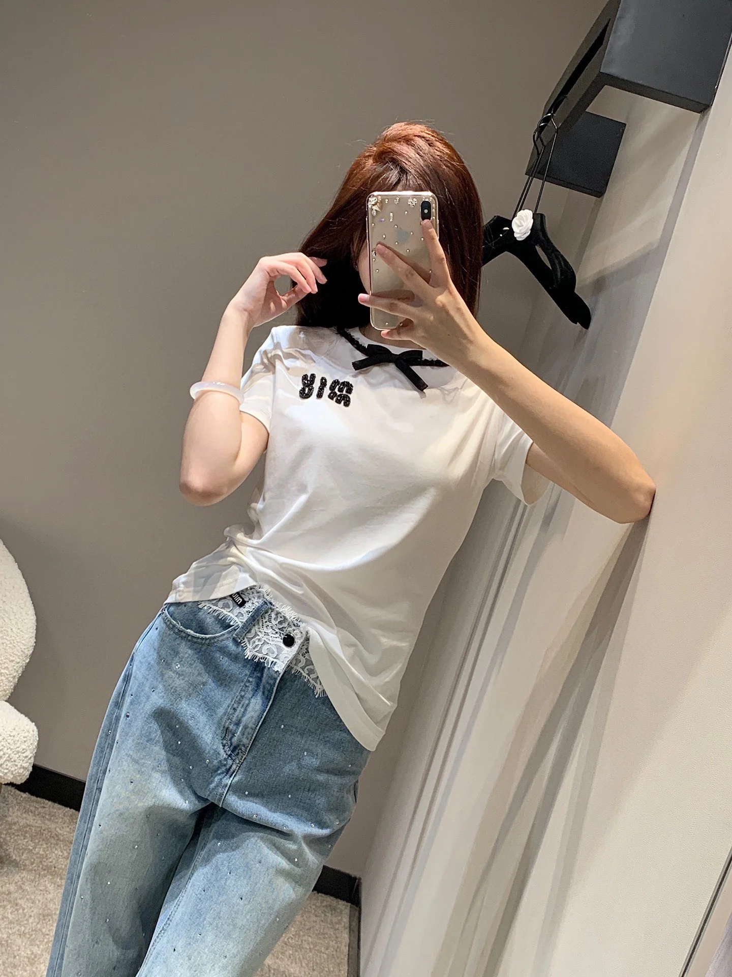 Miu Miu-2404-24 Новая модель для ранней весны: галстук ручной работы с бисером и бантом в виде буквы, футболка с коротким рукавом и круглым вырезом.