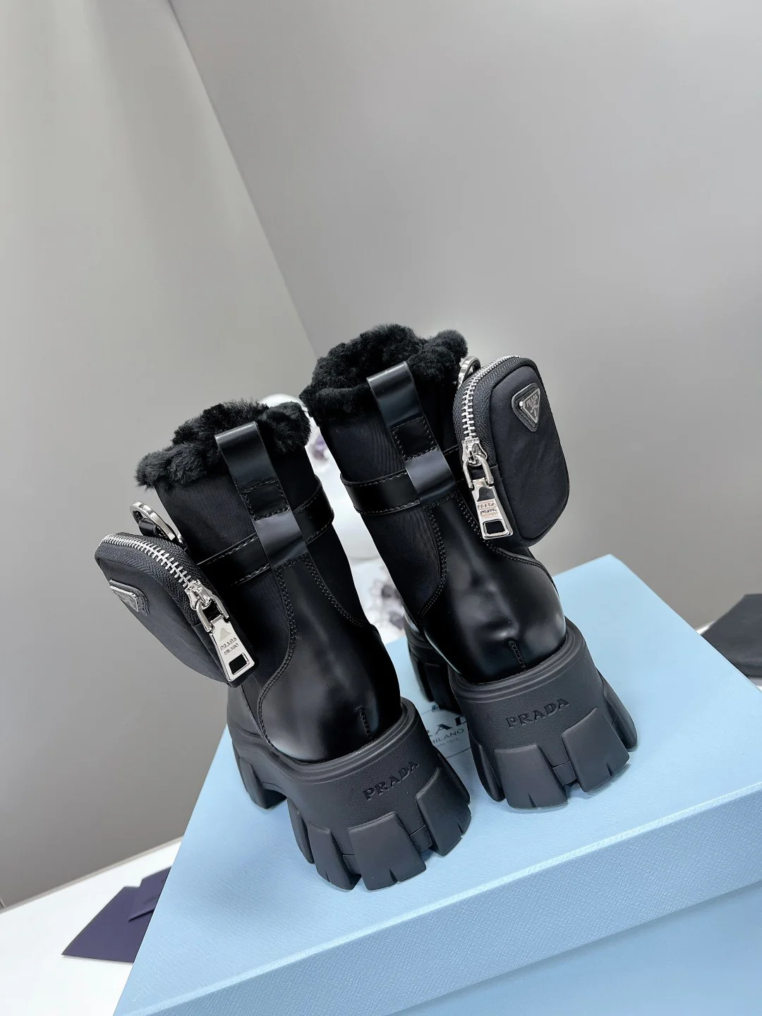 Chanel - Новинка весны 2022 года - Высокие повседневные туфли с зубчатым ремешком - Черные