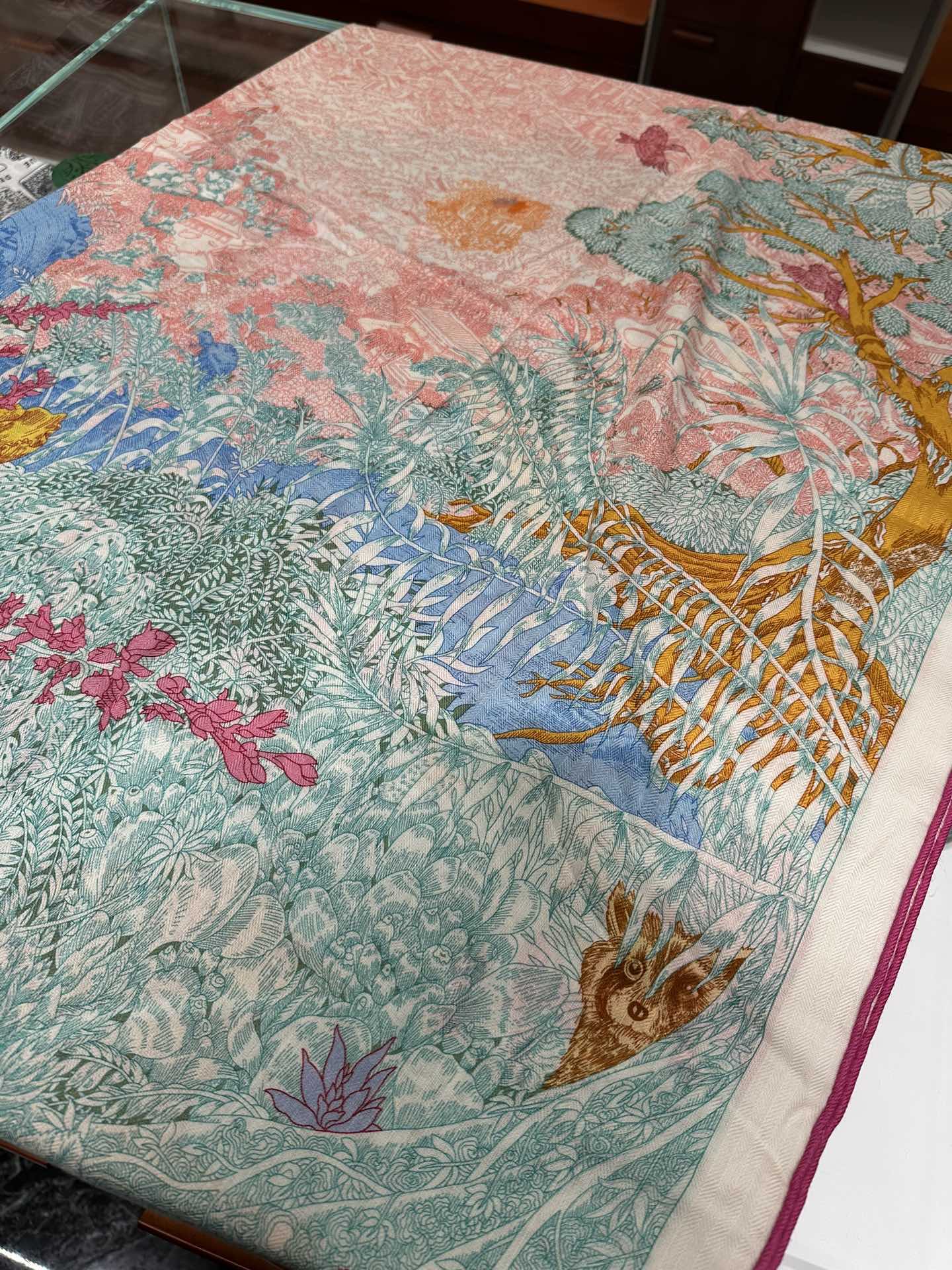 Большой шарф Hermes 2024 с цветочным рисунком — розовый.