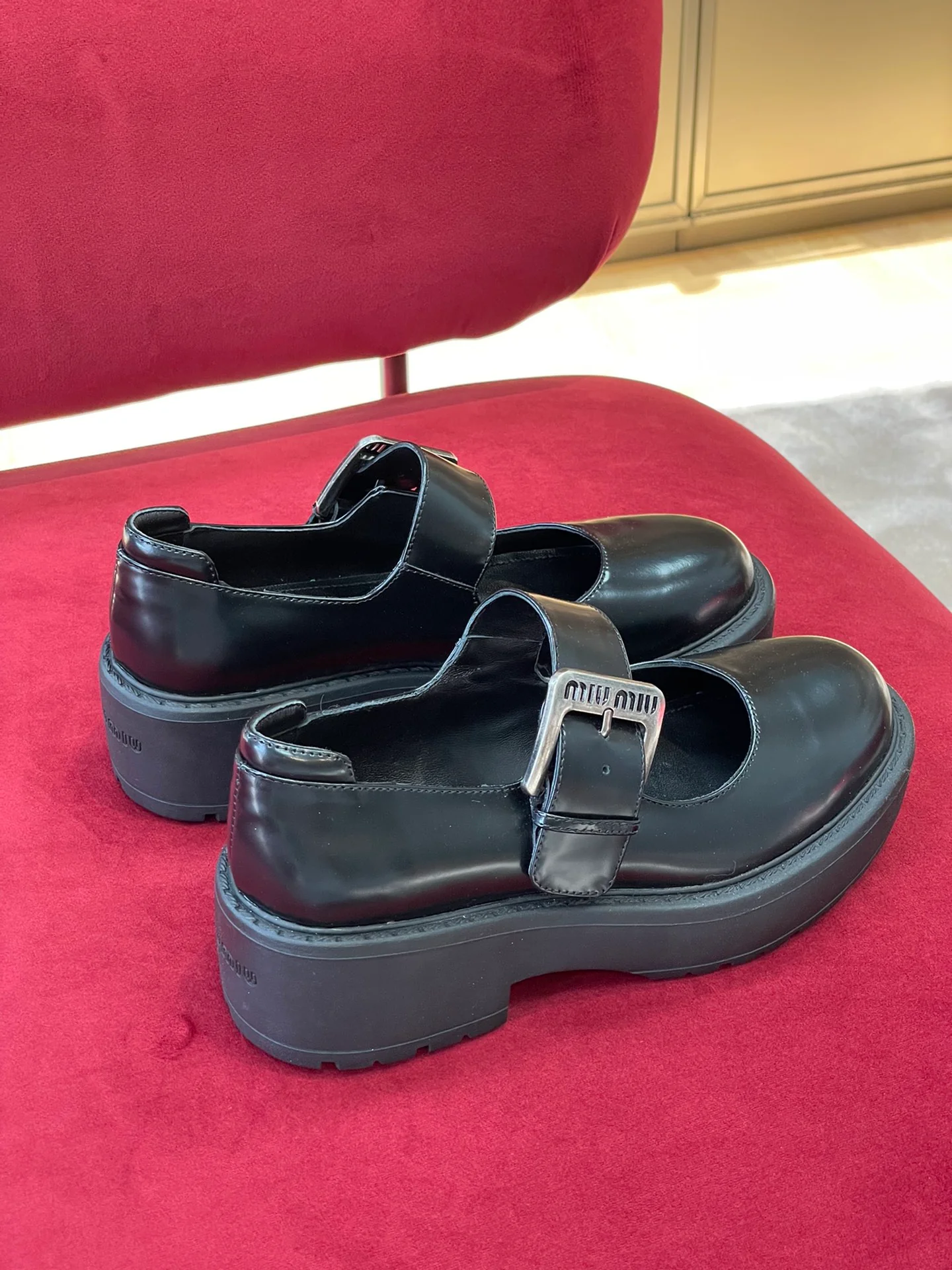 Miu Miu — Новинка сезона осень/зима 2022 — Туфли Мэри Джейн на платформе