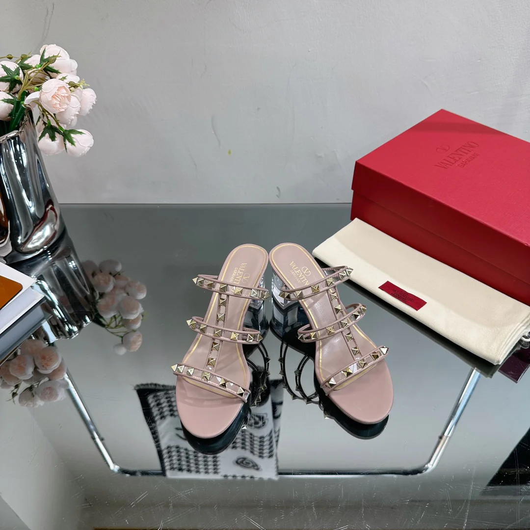 Новинка сезона весна/лето 2023 от Valentino - Прозрачные босоножки на каблуке с кристаллами - Телесного цвета