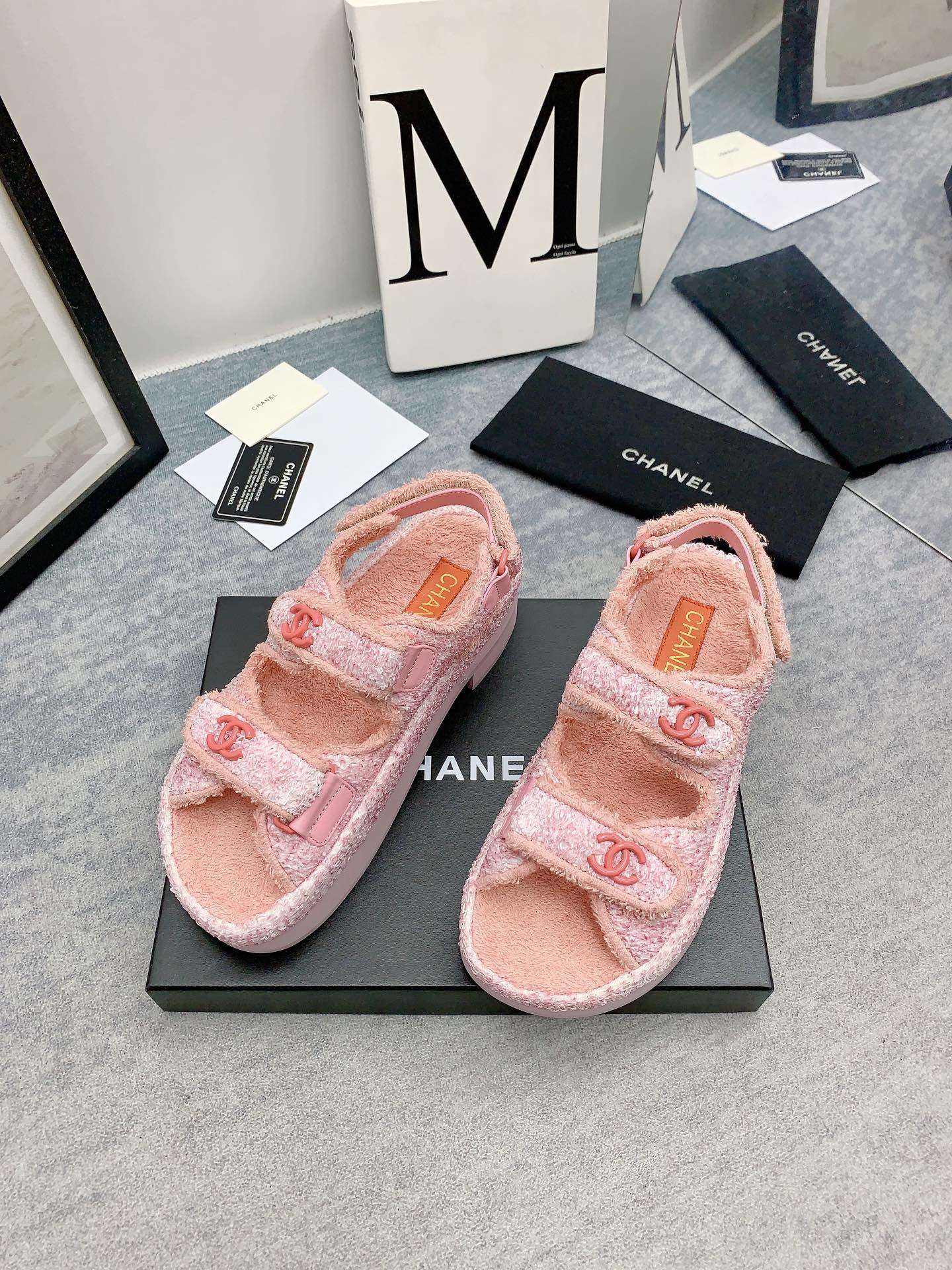 Новинка сезона осень/зима 2023 от Chanel - Сандалии на платформе из махровой ткани - Розовые