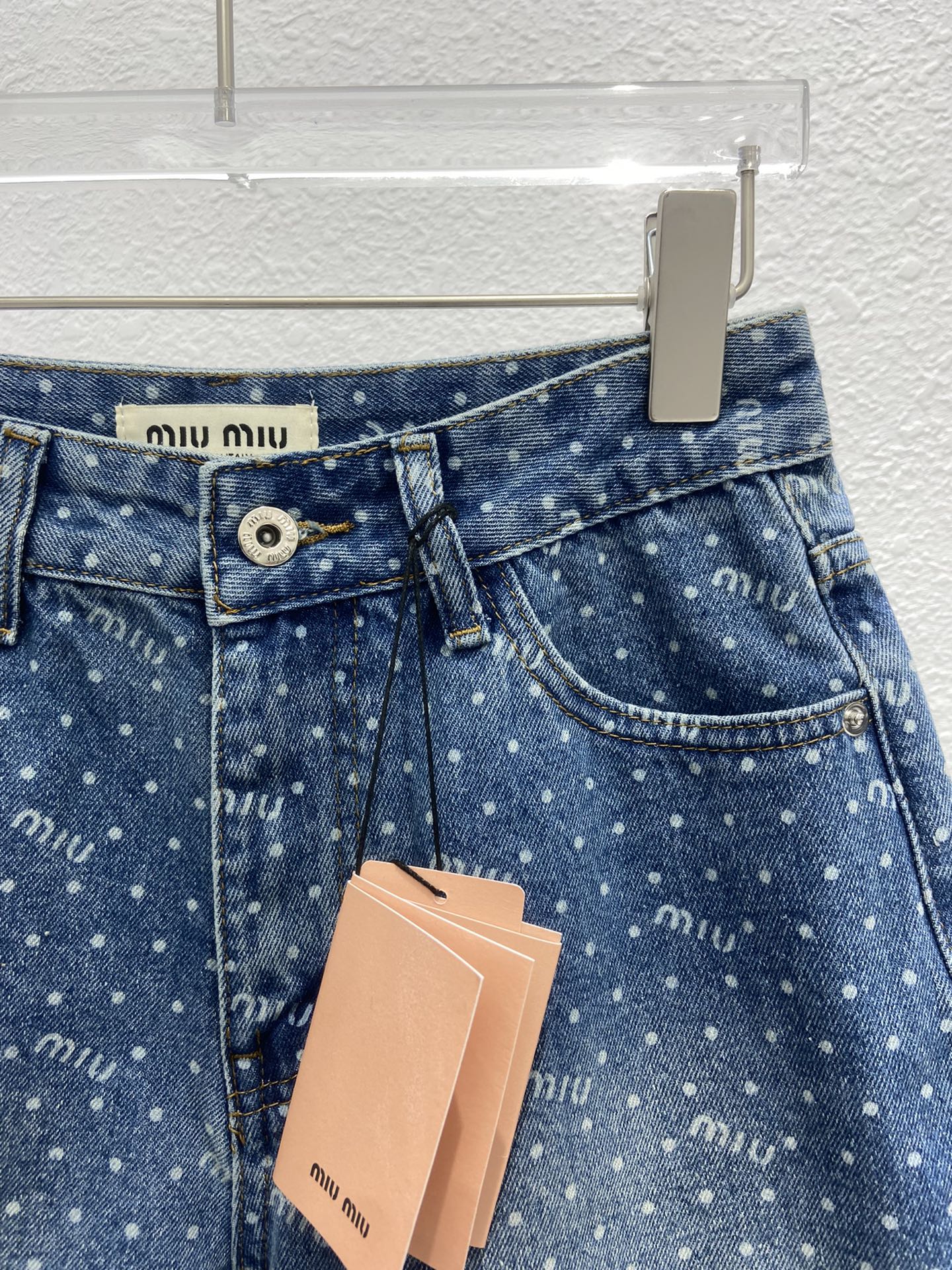 Джинсовые шорты Miu Miu-2404 с высокой талией, облегающего силуэта А-образной формы.