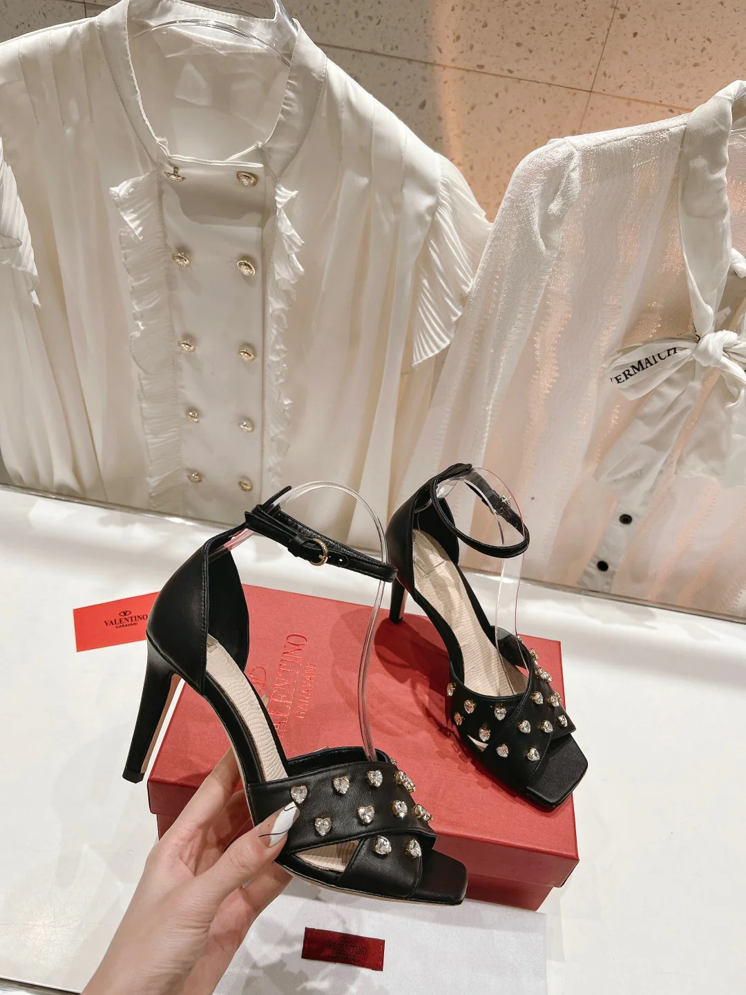 Новинка сезона весна/лето 2023 от Valentino - Босоножки на высоком каблуке со стразами - 7-5 см - Черные