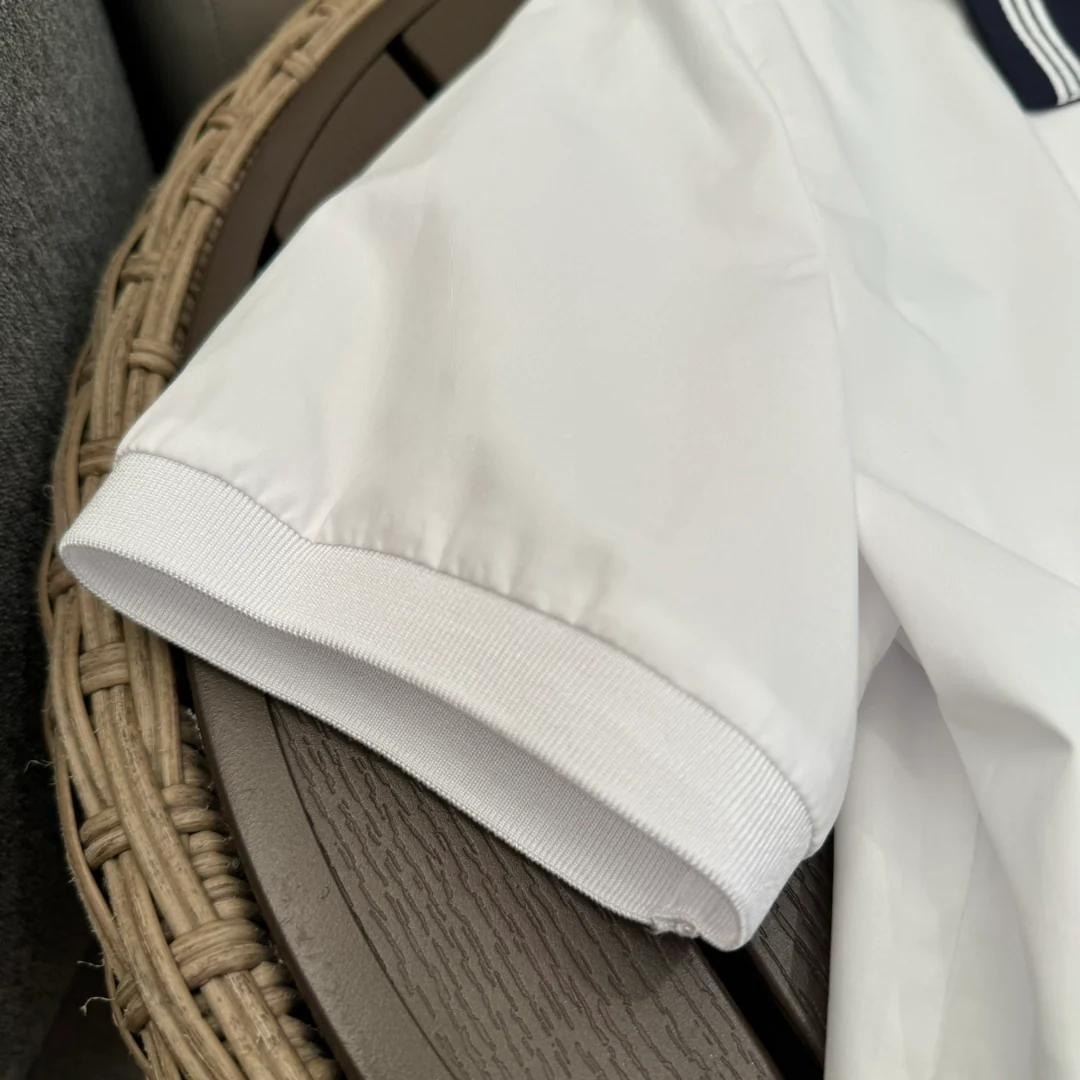 Miu Miu - 2404 - 24 Весна/Лето Новинка Комплект из белой рубашки и юбки из хлопкового поплина в темно-синем стиле