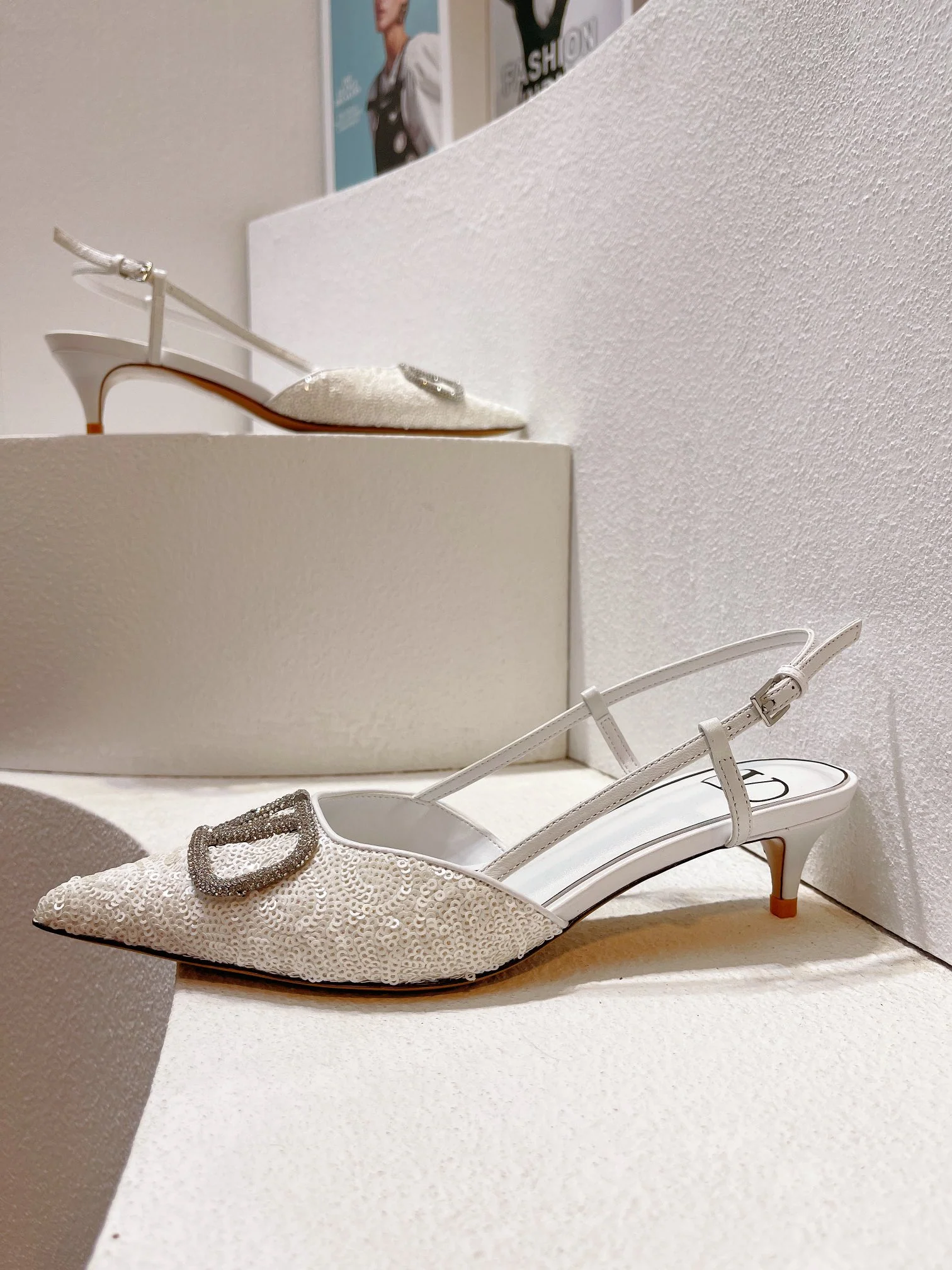 Новинка с официального сайта Valentino 2023 — Глянцевые босоножки на низком каблуке с острым носком — 4 см — Белые