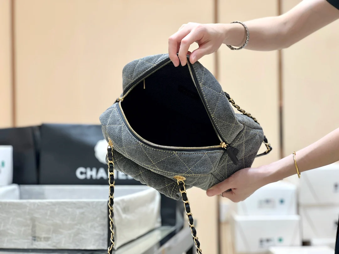 Chanel - Сумка-боулинг из выстиранного денима - Синяя