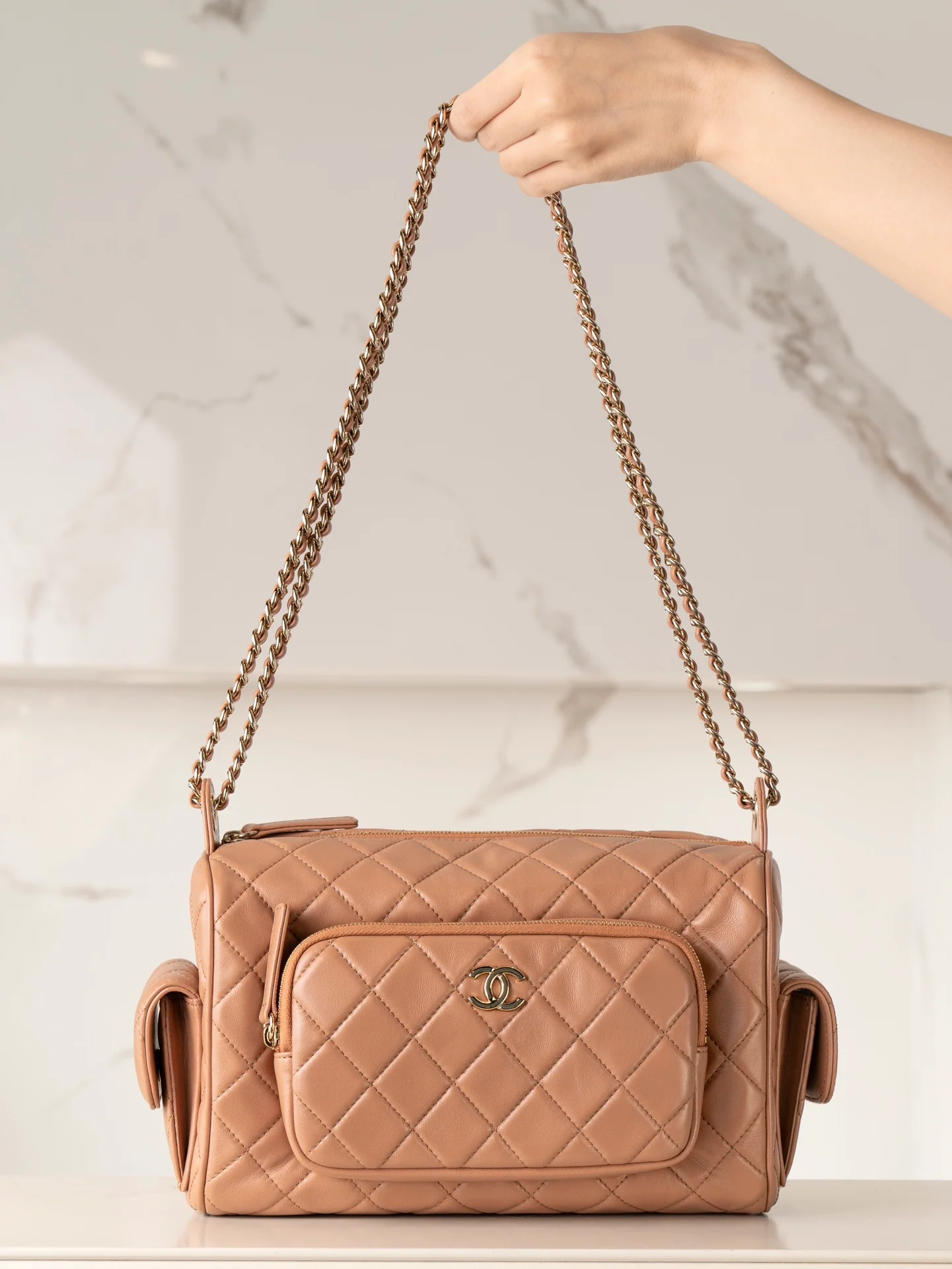 Сумка-фотоаппарат Chanel с плетеной цепочкой, черная и золотая (большая), цвет ?Молочный чай?.