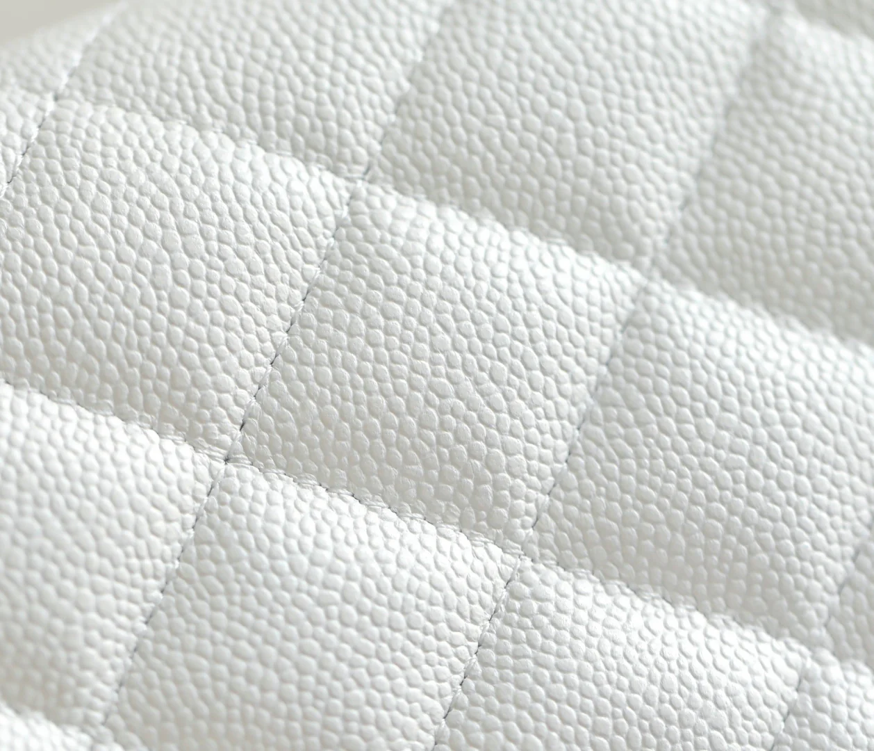 Chanel - телячья кожа 25 карат с пряжкой из белого и светлого золота.