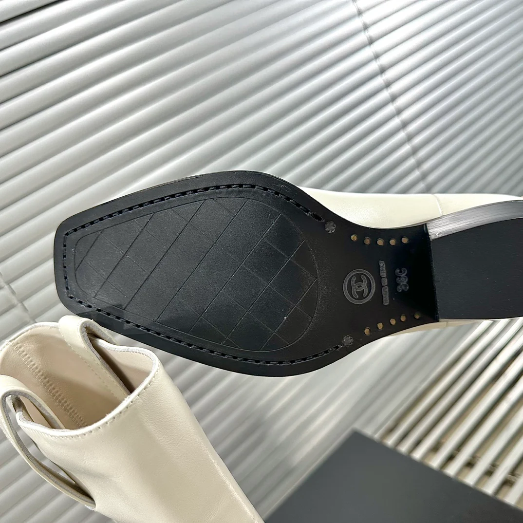 Новинка сезона осень/зима 2023 от Chanel - Мотоциклетные ботинки на низком каблуке - Белые