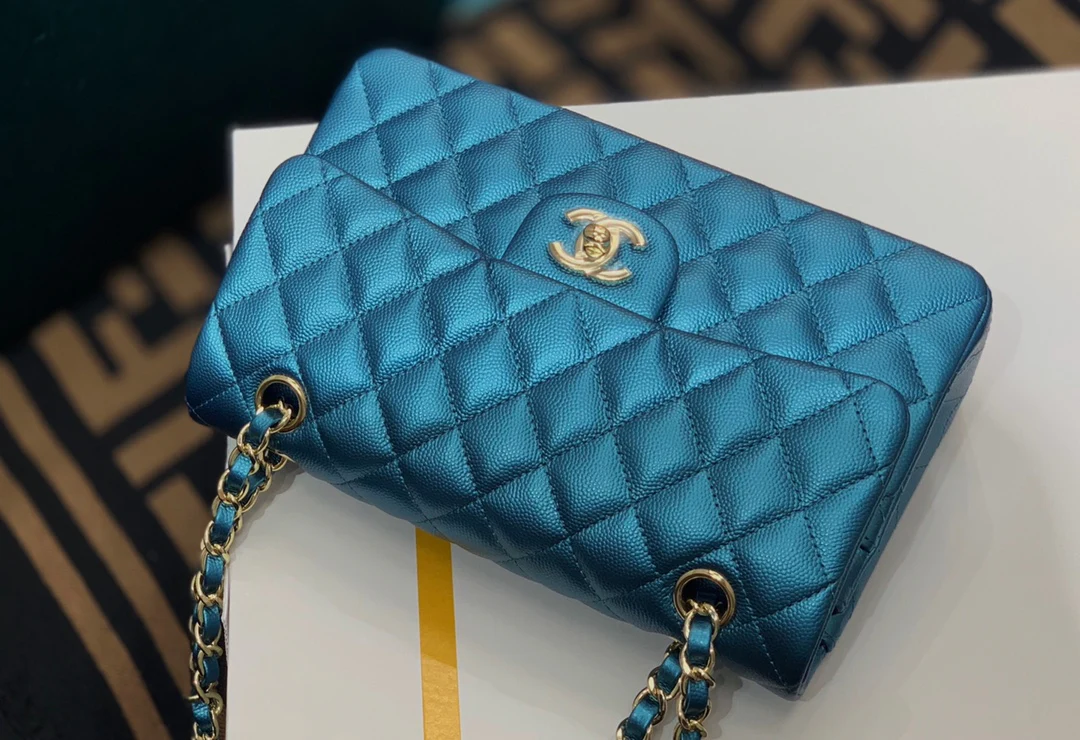 Chanel - Маленькая сумка из телячьей кожи с шариковым узором - CF - Жемчужно-голубой - 23 см