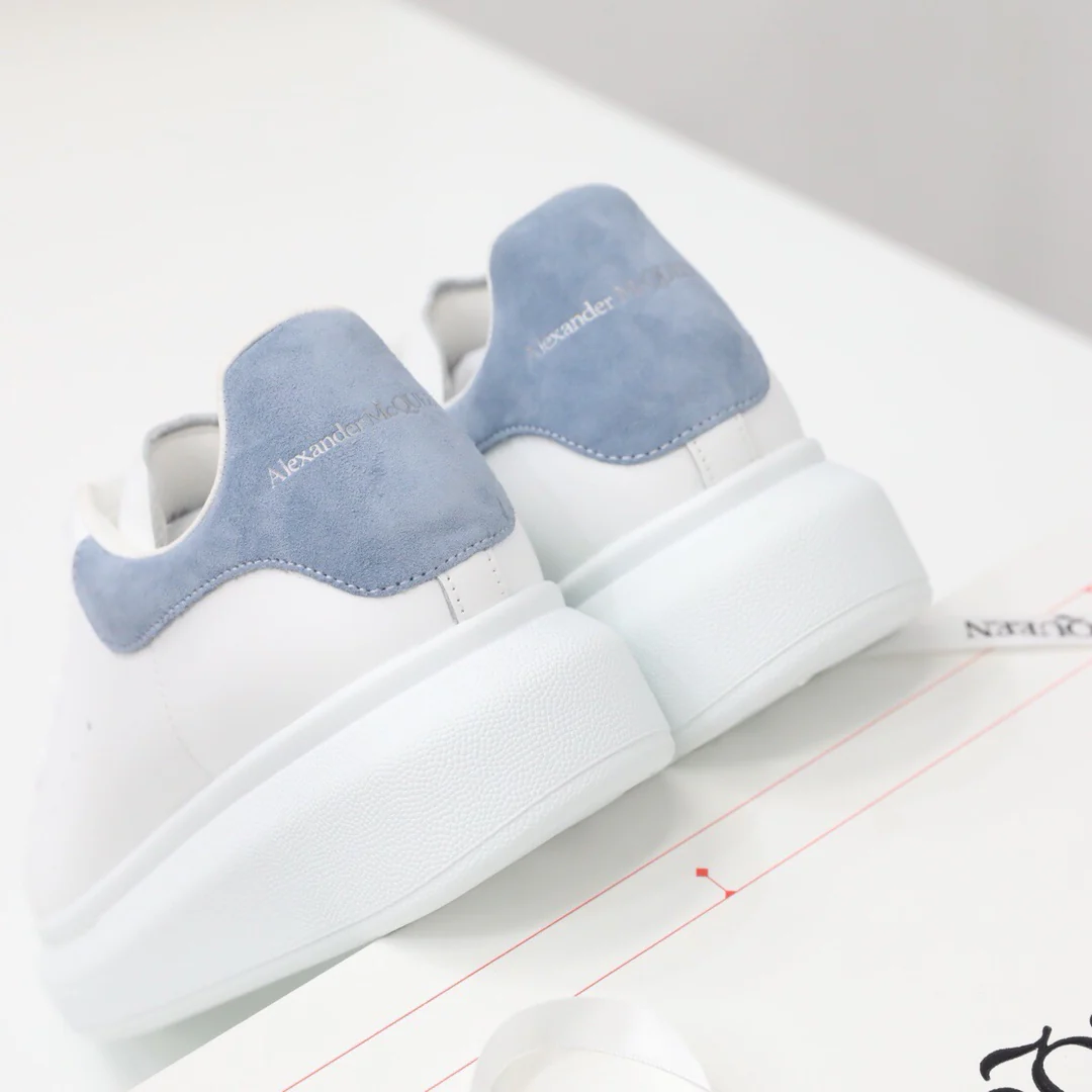 Классические белые кроссовки McQueen - нежно-голубые