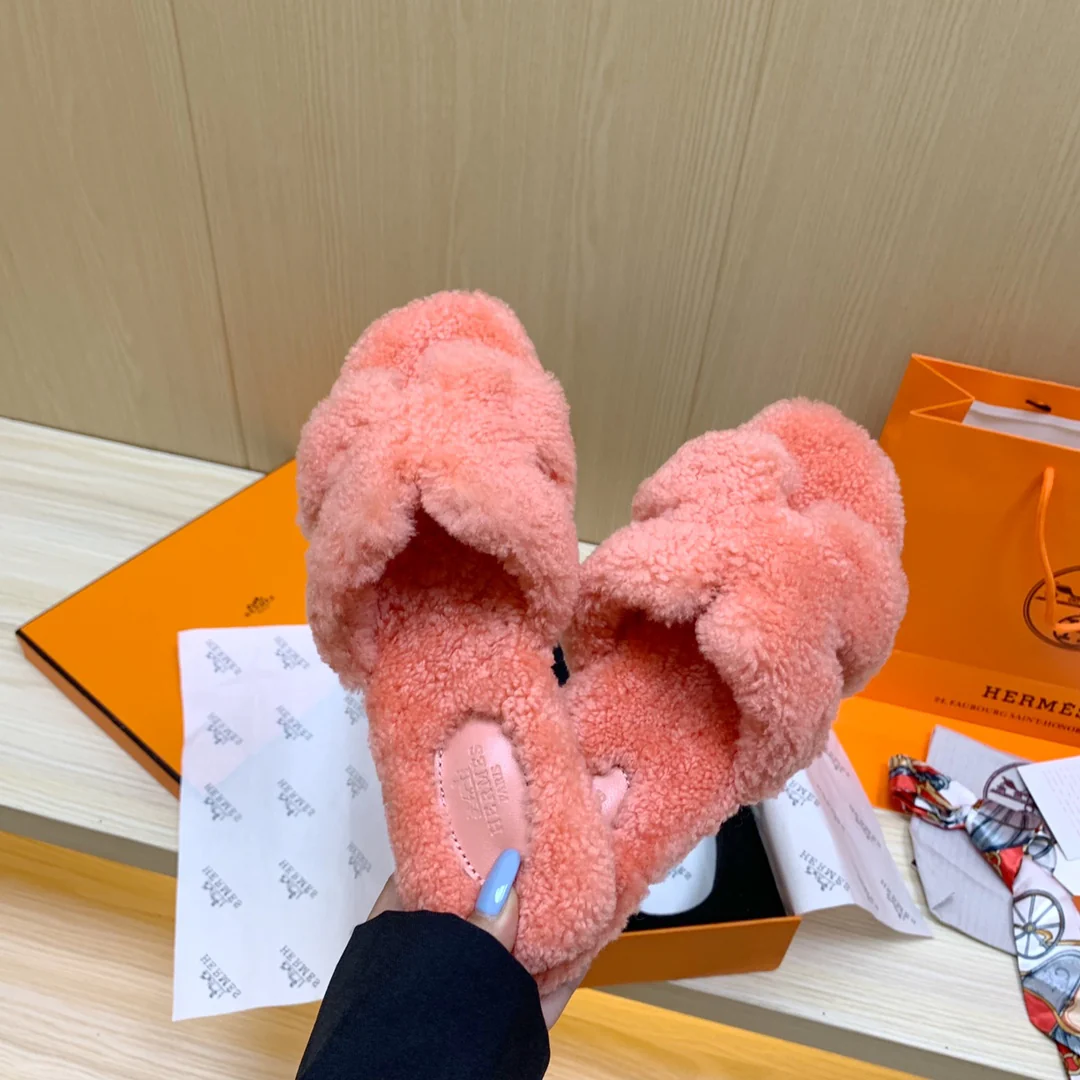 Новинка сезона осень/зима 2022 от Hermes - Меховые тапочки - Оранжево-розовые