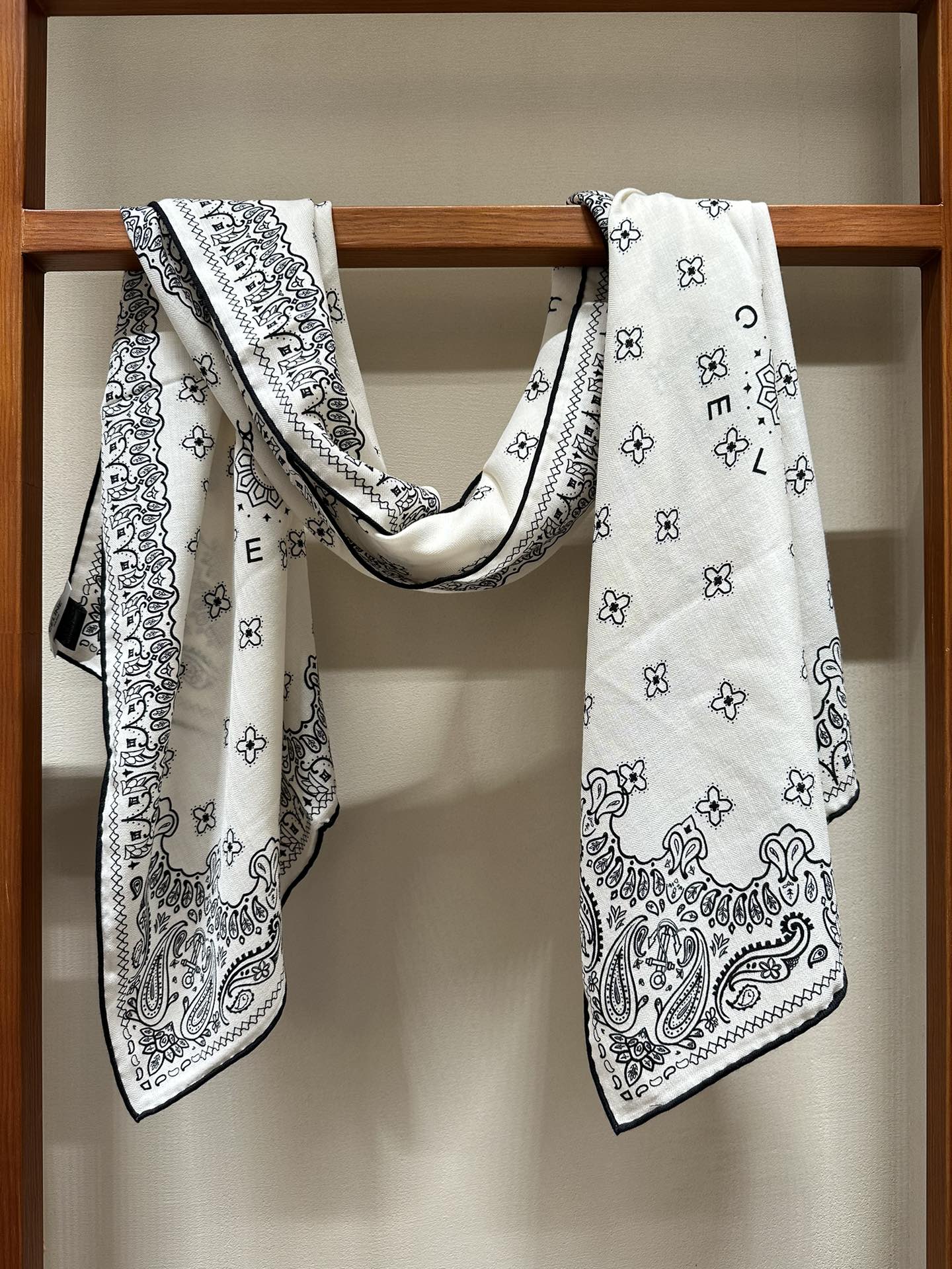 Тонкий шарф Chanel с цветочным узором, 2024 год - белый.