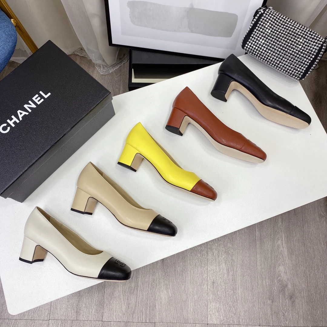 Классические туфли Chanel на массивном каблуке с цветовыми блоками — модель, представленная на показе мод в Милане — абрикосовый цвет — 5 см