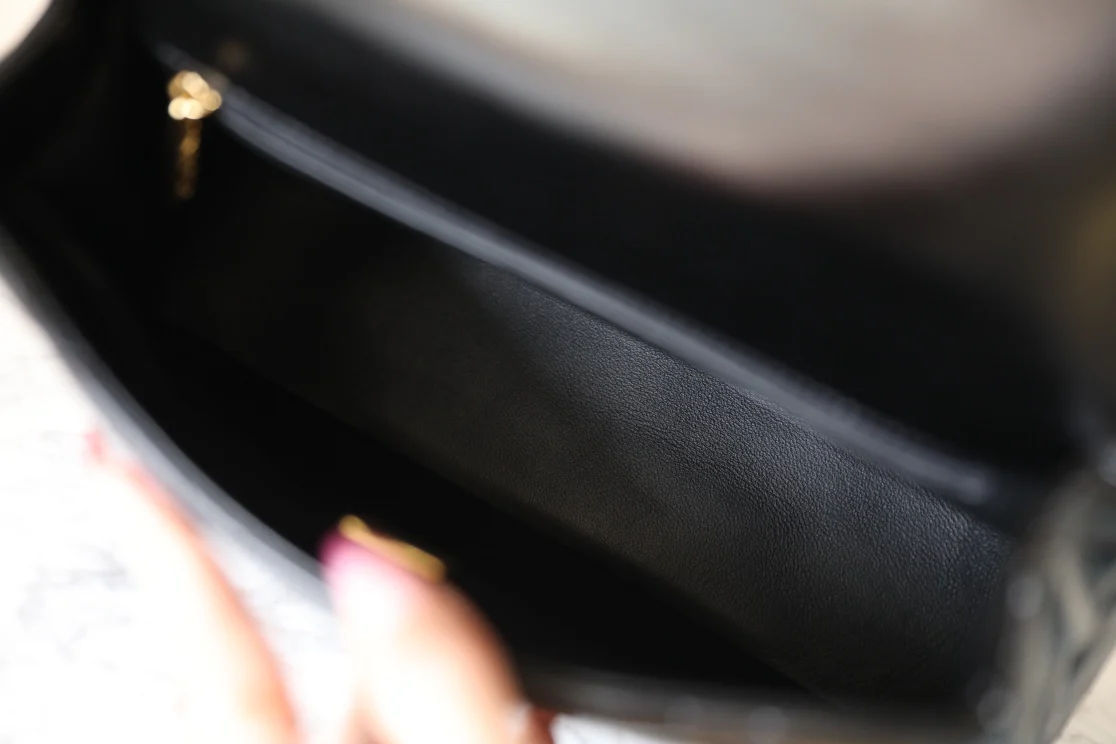 Большая черная сумка Chanel с клапаном и поворотной ручкой.