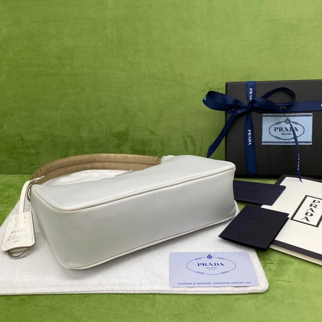 Нейлоновая сумка-хобо Prada, белая.