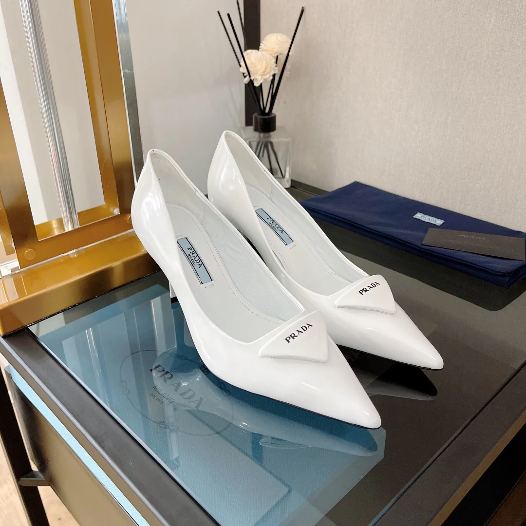 Prada - Новинки ранней весны 2022 года - Туфли на каблуке с острым носком