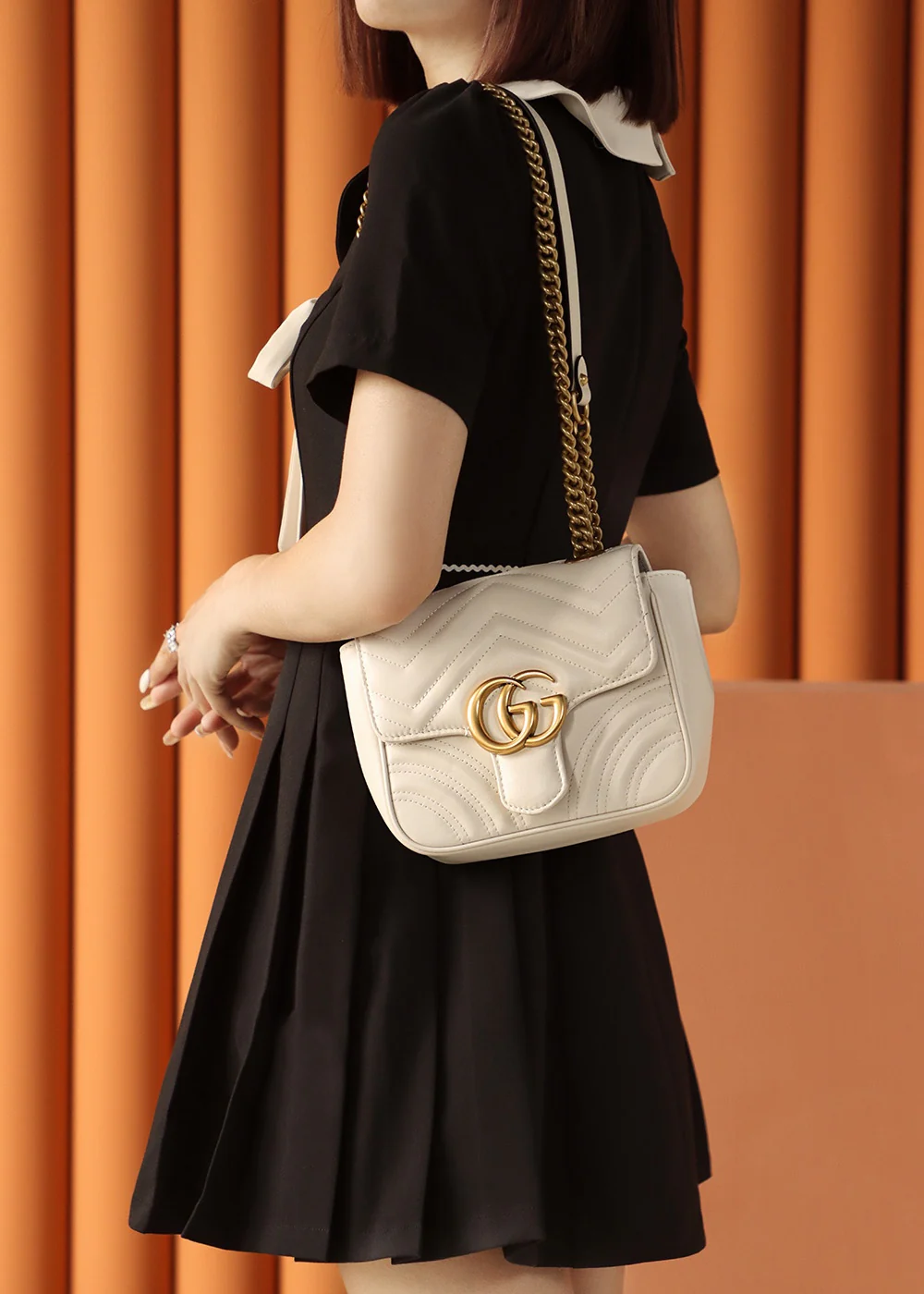 Новинка 2023 года от Gucci - Квадратная сумка-мешок серии GG Marmont - Белая