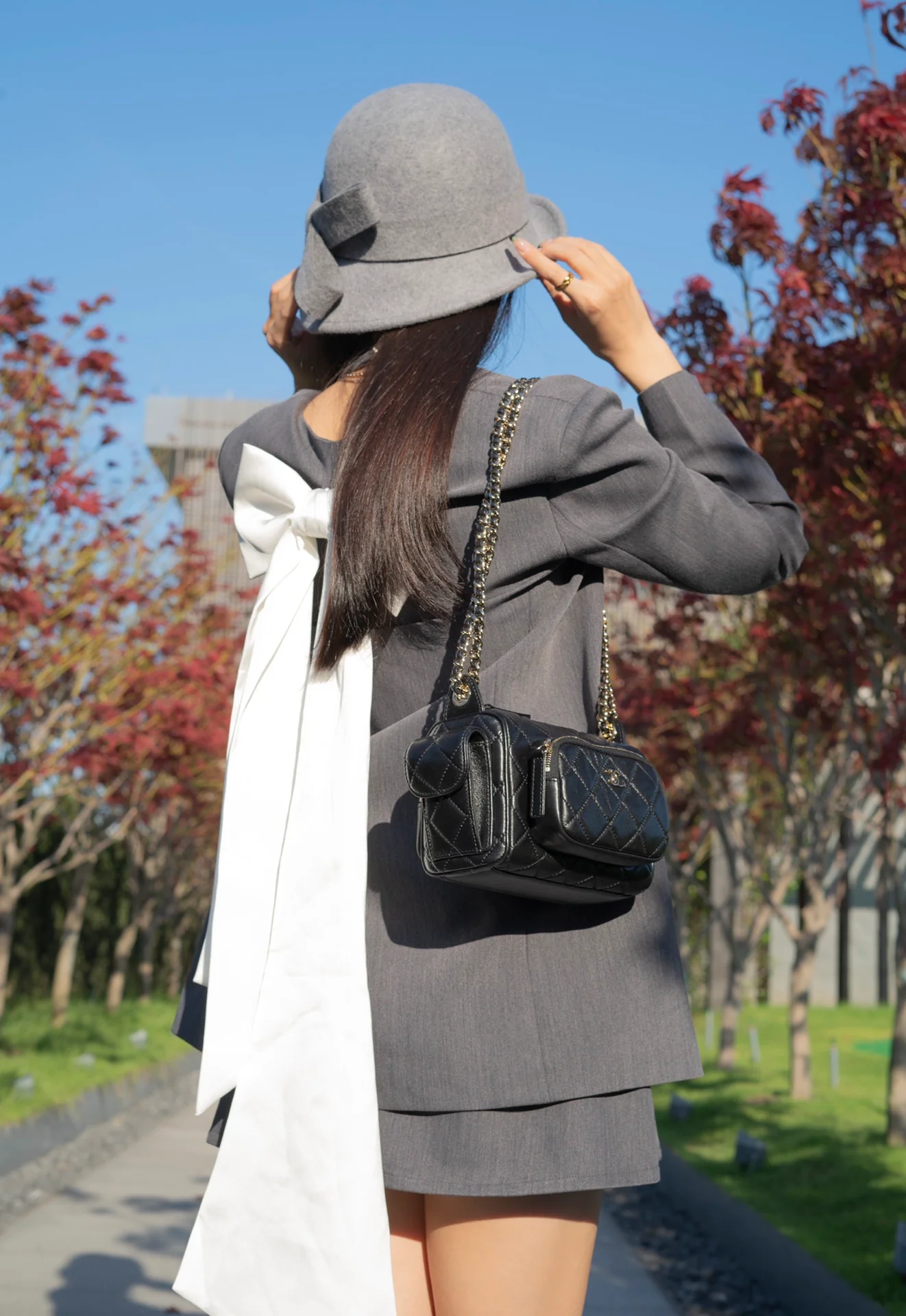 Маленькая многофункциональная сумка для фотоаппарата Chanel из 24-каратного золота — черная.