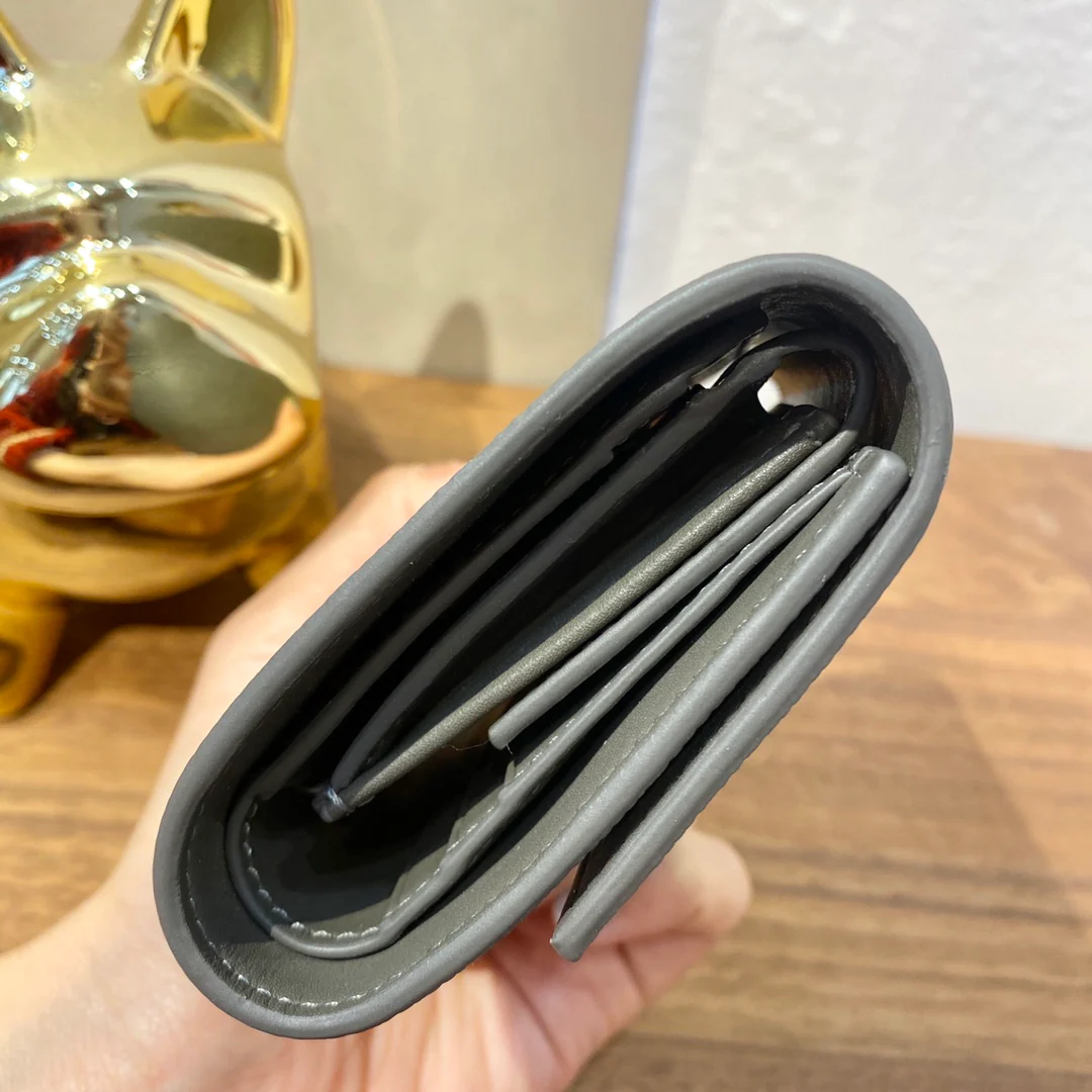 маленький короткий трехсекционный кошелек Celine с ремешком из зернистой ткани