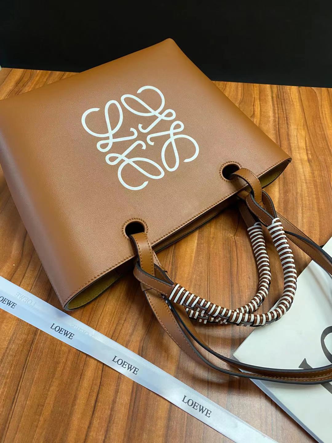 Сумка-тоут Loewe Anagram, кожаная, коричневая