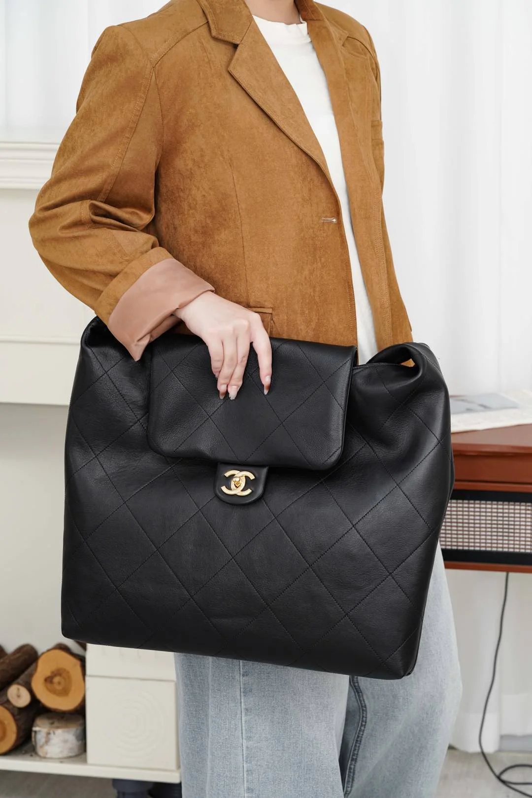 Сумка-хобо Chanel Maxi с массивной цепочкой 25 карат — черная.