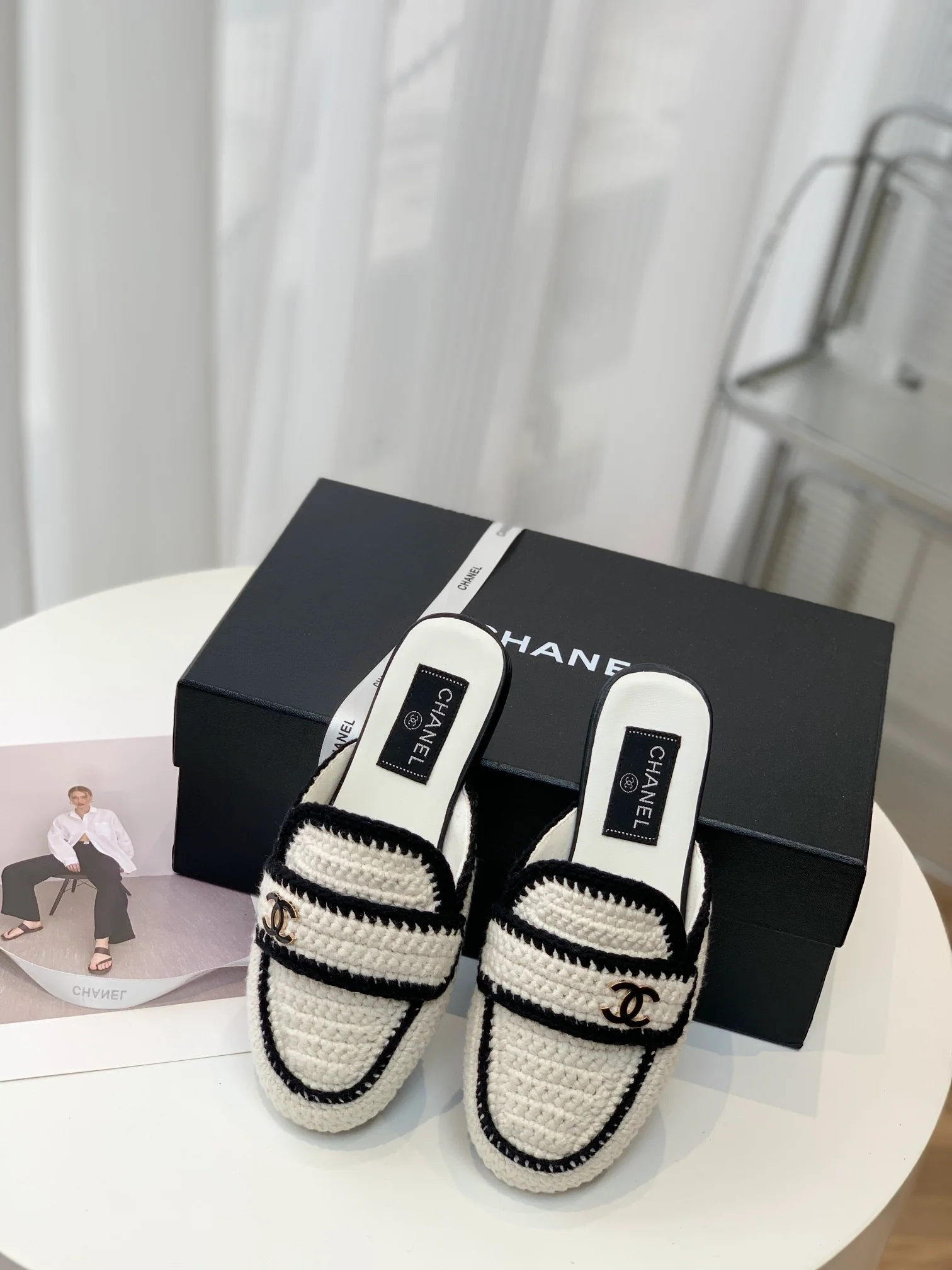 Новинка весны 2023 года от Chanel - плетеные тапочки ?Камелия?.