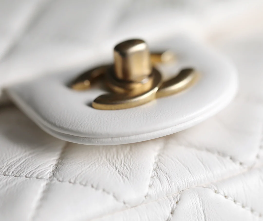 Chanel - Золотая сумка-клапан с шариком из углеродного волокна - Белая