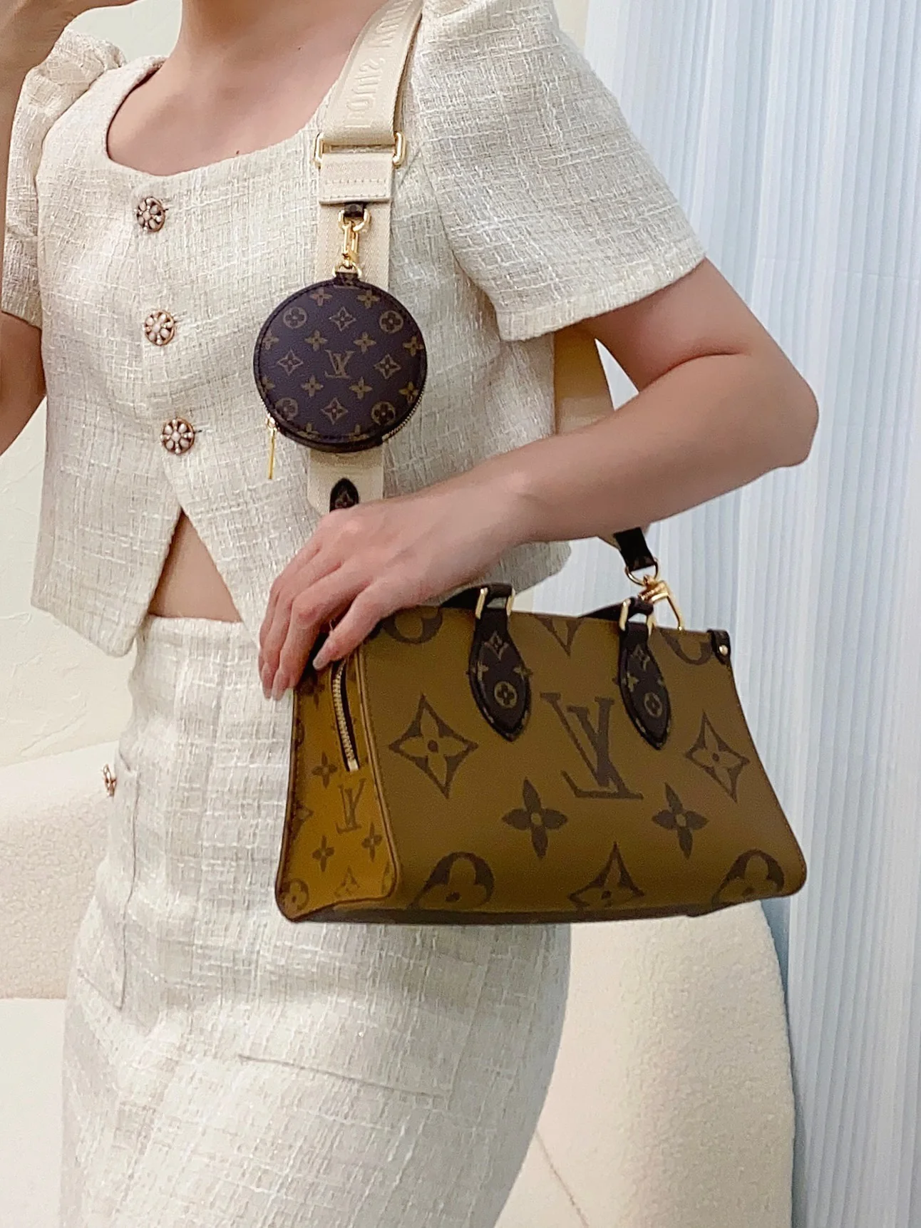 m46653-LV-onthego-east-west-handbag/crossbody bag в двух цветах