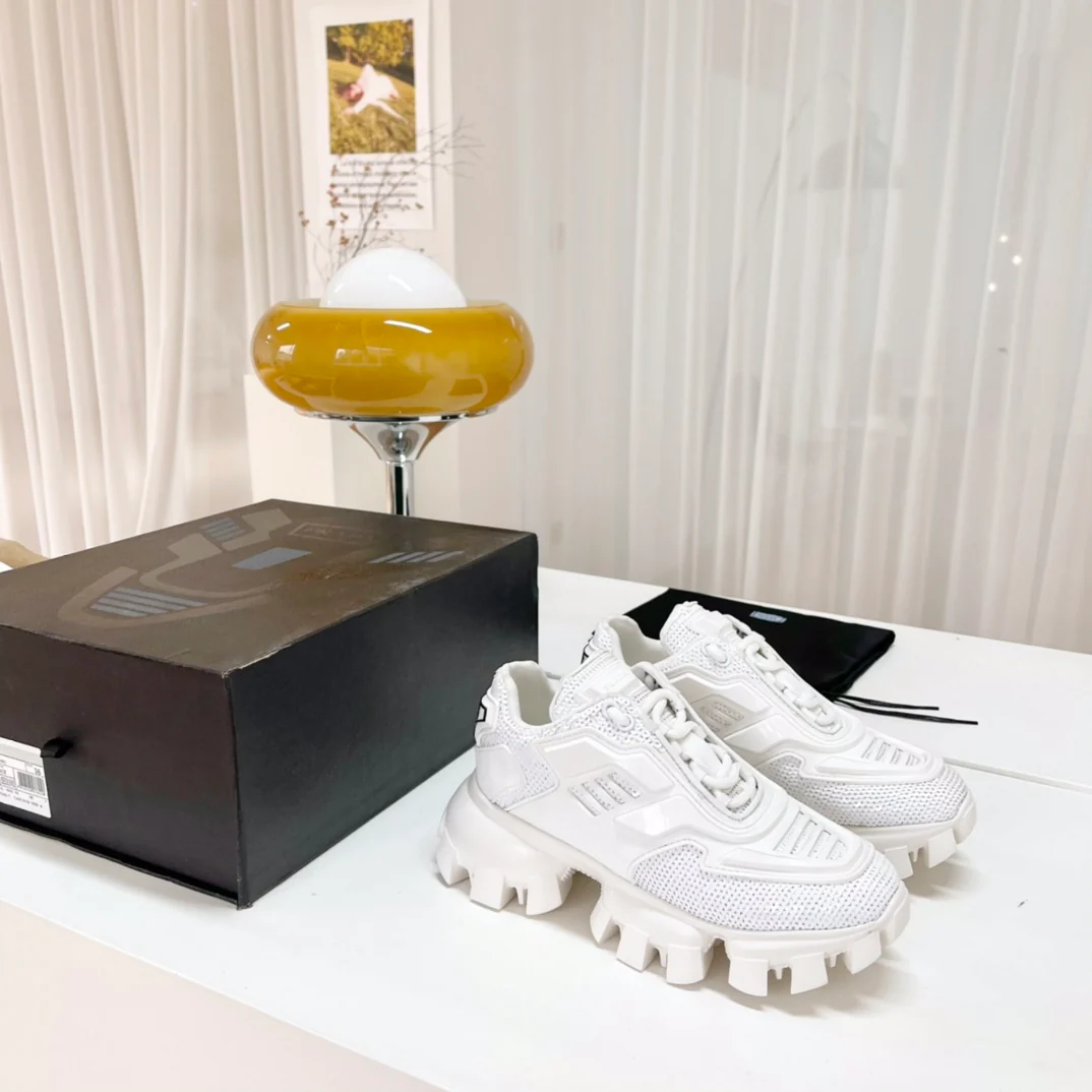 Обувь Prada - коллекция Prada ранней весны 2022 года - блестящие массивные кроссовки - белые