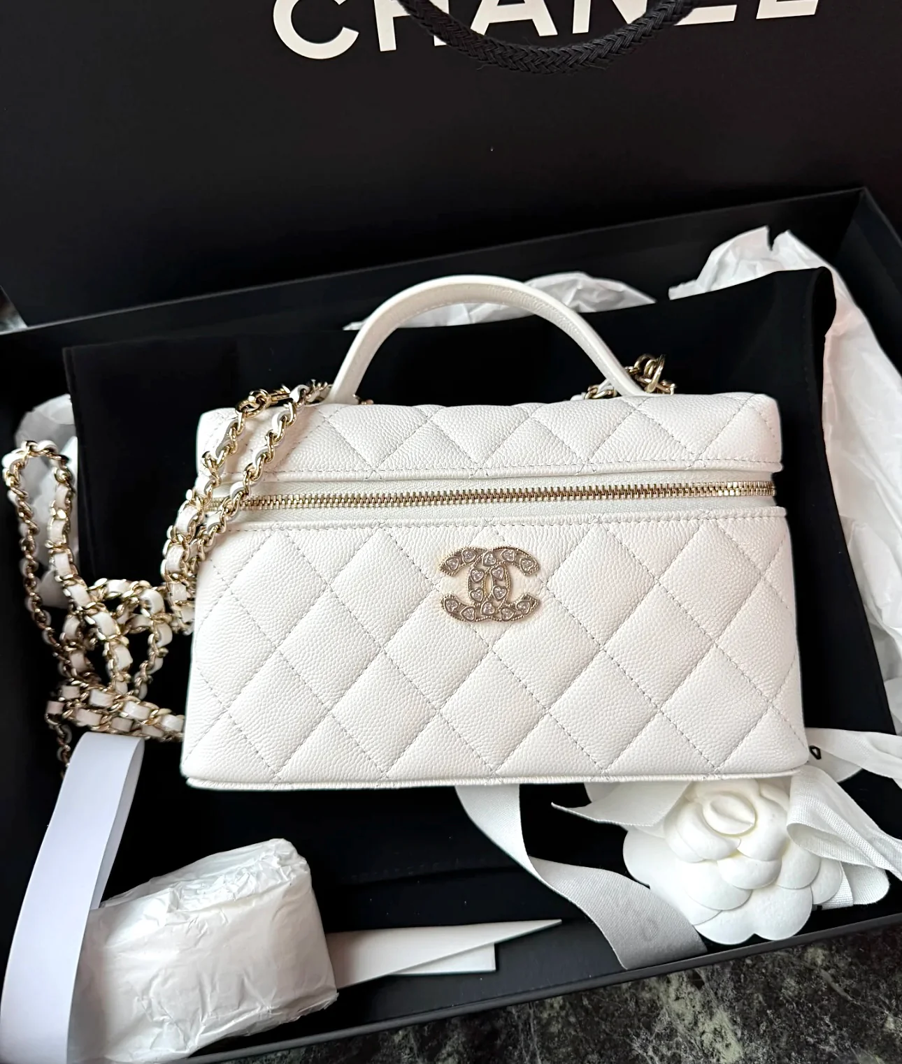 Сумка-ланчбокс Chanel 25p Limited Edition в форме сердца с бриллиантом — белая.