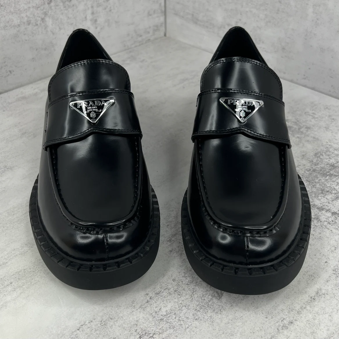 Prada - Новинка начала осени 2022 года - Повседневные лоферы с треугольным логотипом - 2