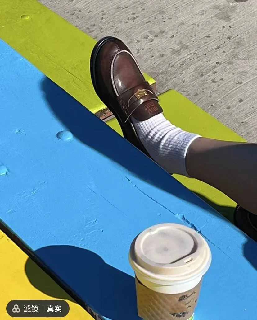 Винтажные лоферы Miu Miu с эффектом потертости и золотыми монетками — фотографии на теле.