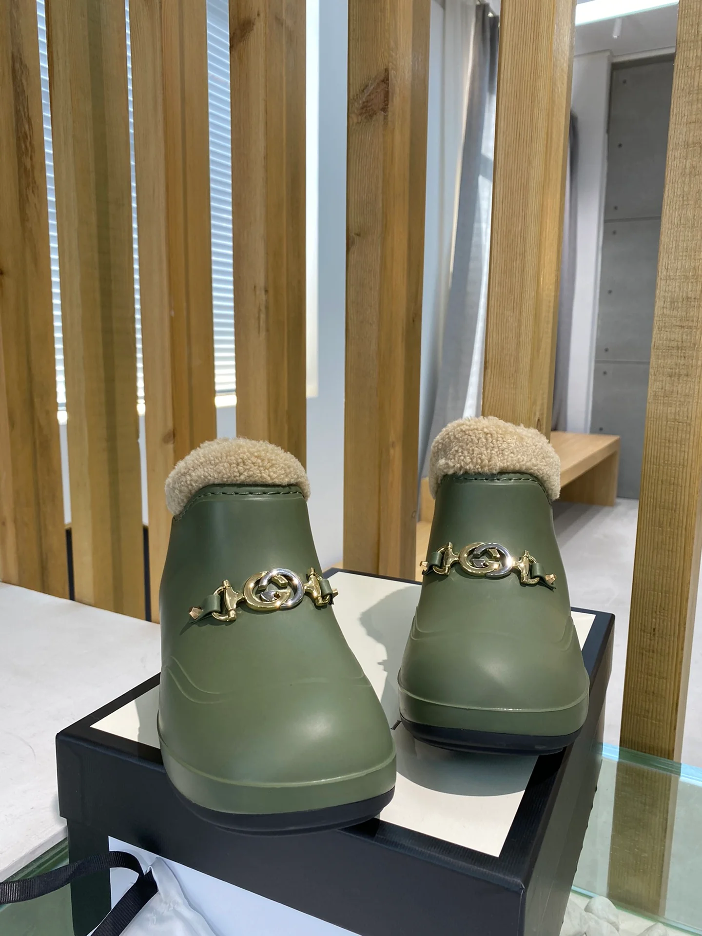 Теплые резиновые сапоги Gucci-IP с меховой подкладкой — цвет хаки.