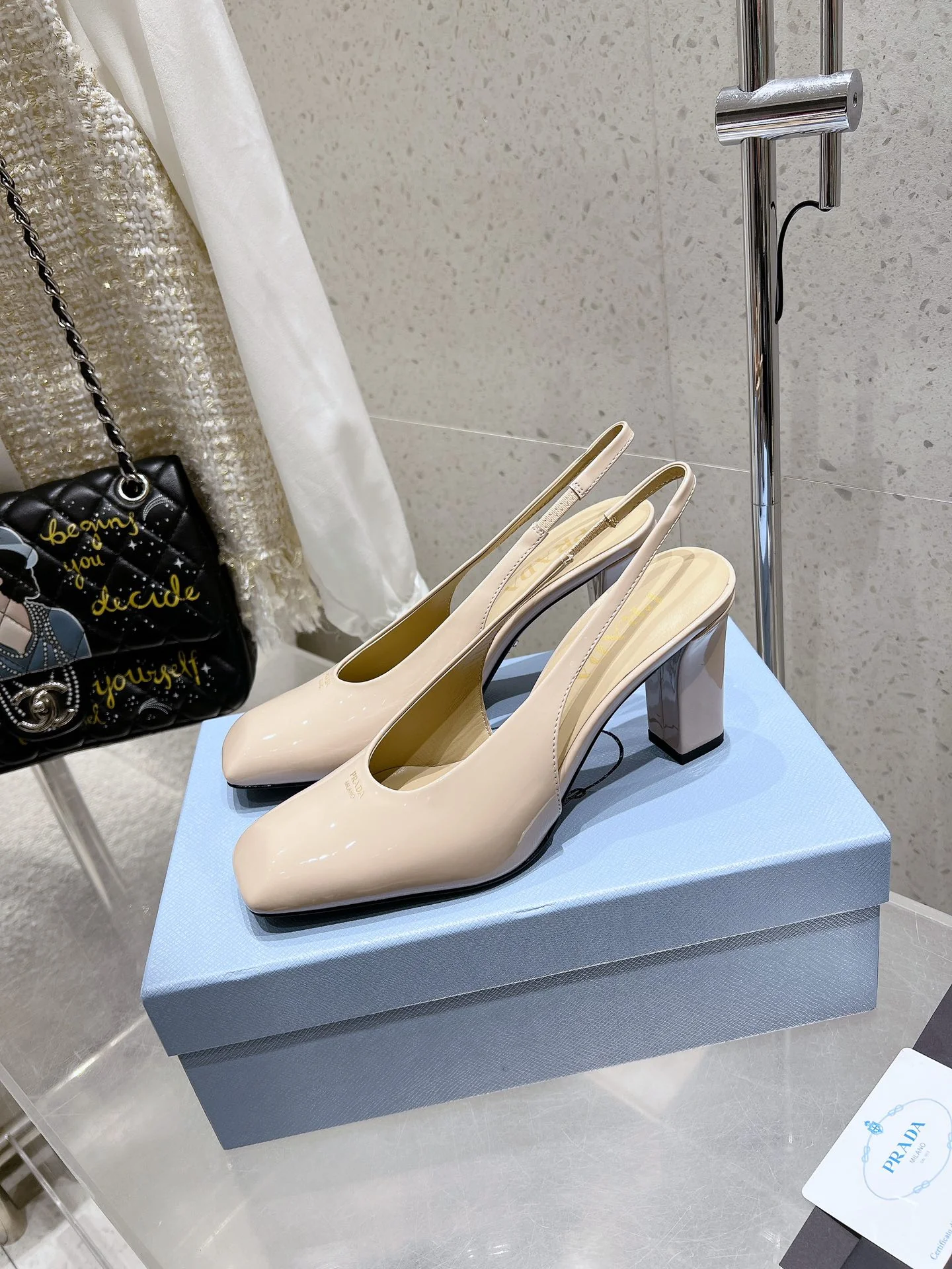 Босоножки на высоком каблуке с квадратным носком и массивным каблуком