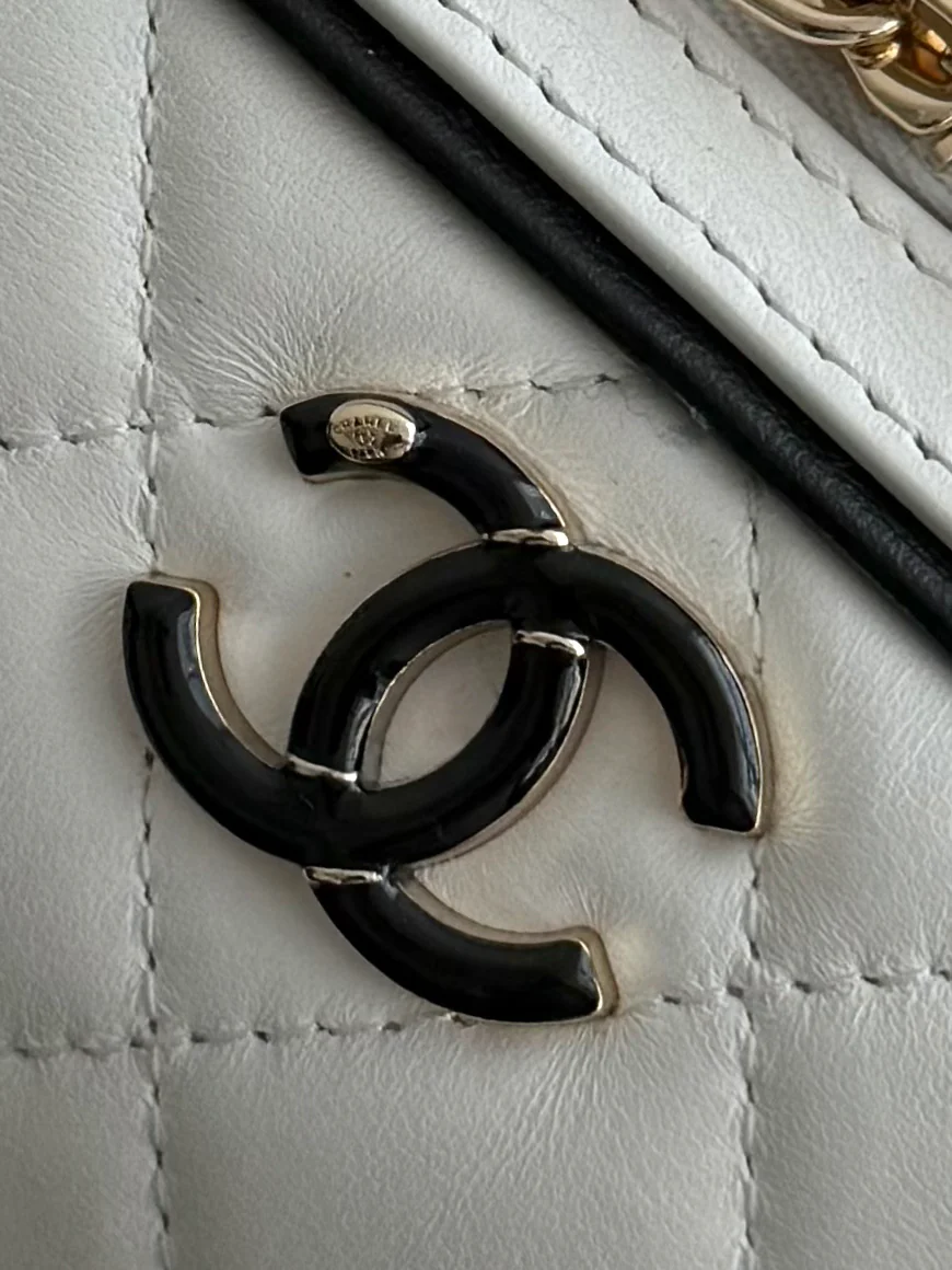 Мини-шар для боулинга Chanel 25 пенсов, весенне-летний, из овечьей кожи, белый с черной отделкой.