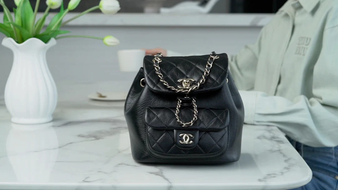 Рюкзак Chanel — черный, из вощеной кожи.