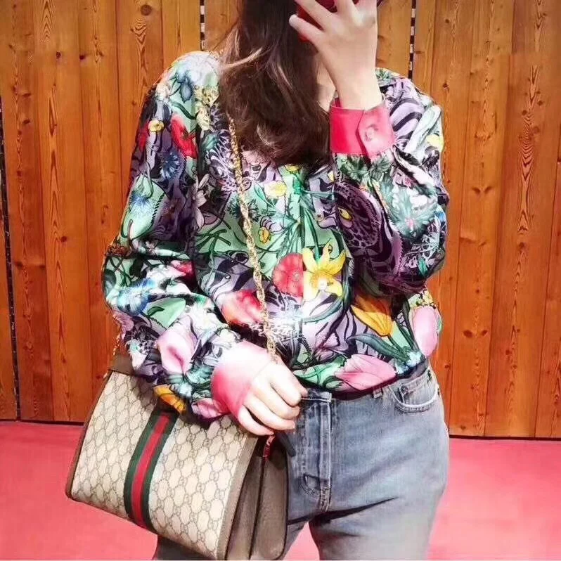 Классическая сумка Gucci на цепочке — как она выглядит на руке.