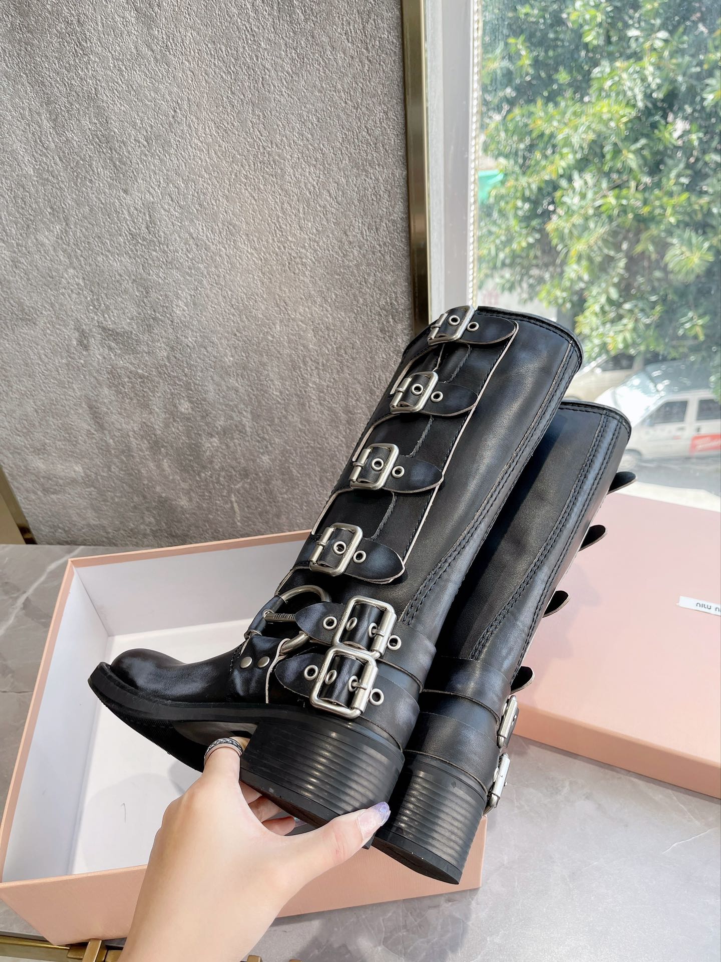 Новинка осенне-зимней коллекции Miu Miu 2022 — сапоги в стиле вестерн — черные.