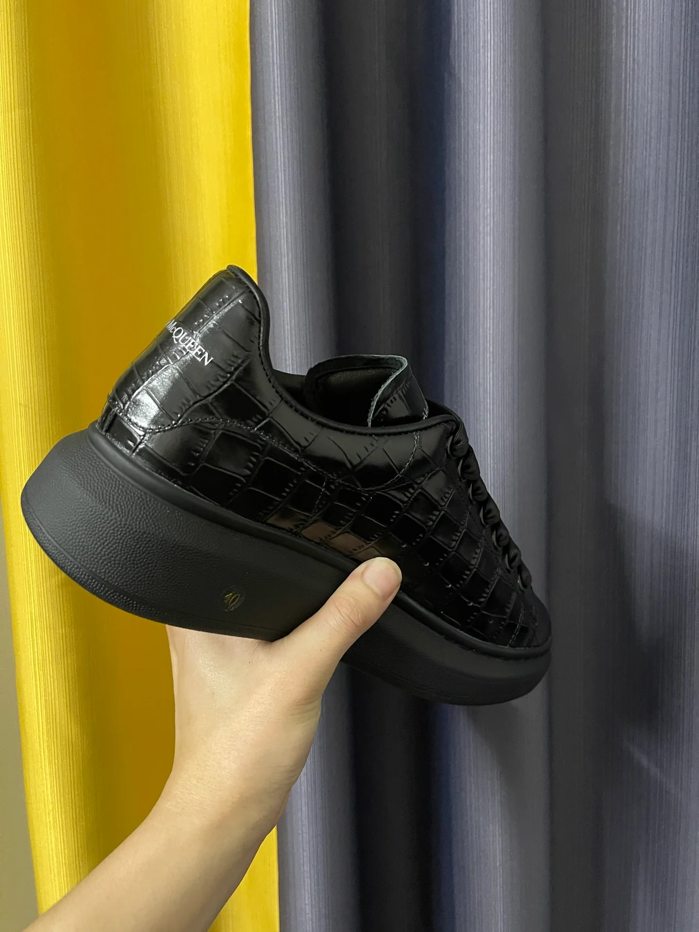 Классические белые кроссовки McQueen - унисекс - с черным крокодиловым рисунком