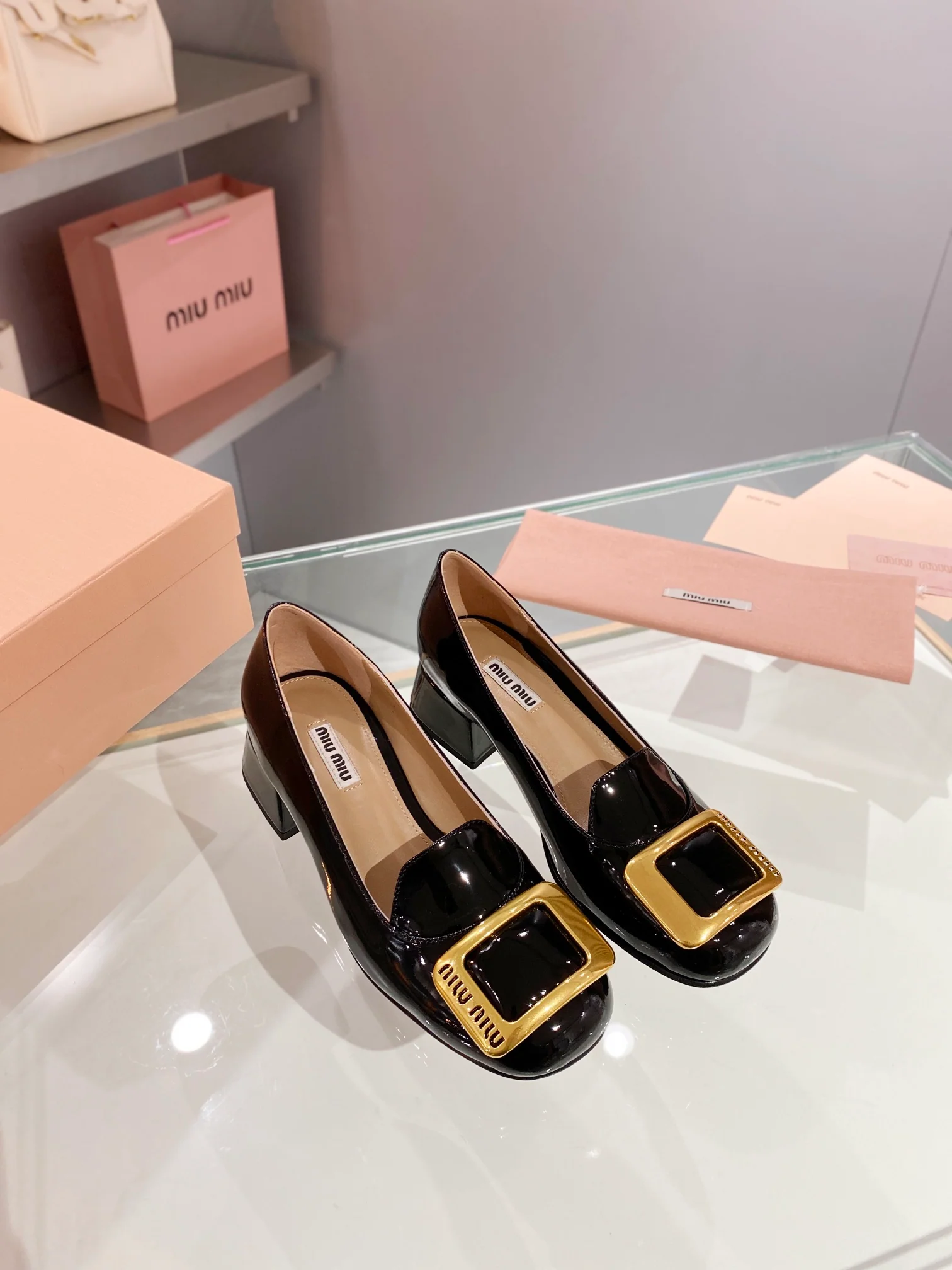 Новинка весны 2023 года от Miu Miu - Туфли на массивном каблуке с закрытым носком - Белые - 1