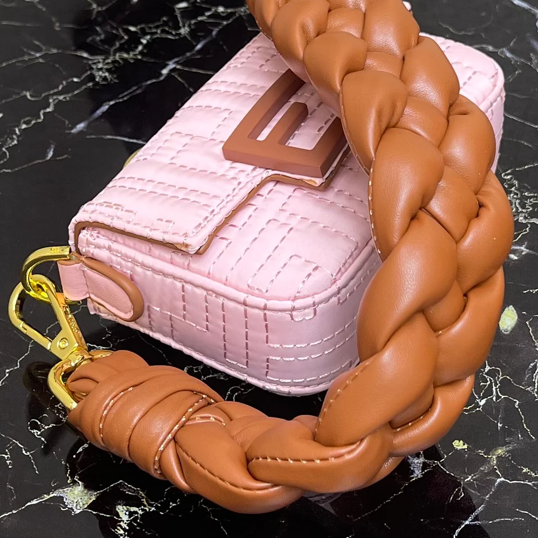 Маленький розовый нано-багель Fendi Baguette
