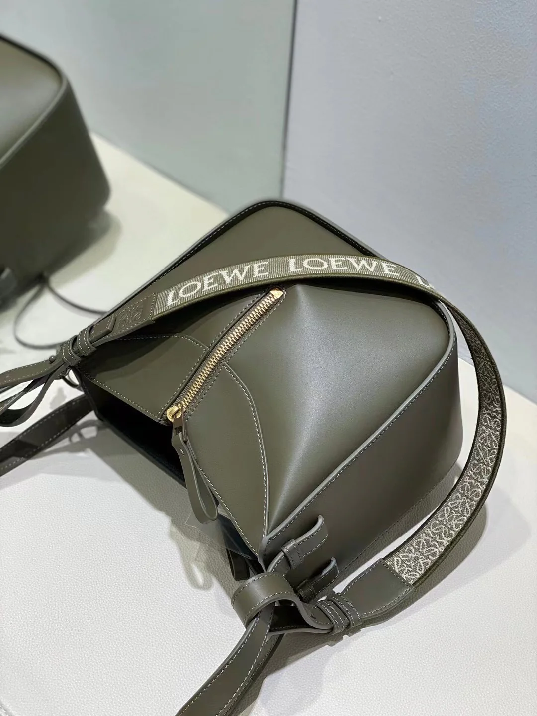 Сумка Loewe Hammock - атласная телячья кожа - маленькая - зеленая